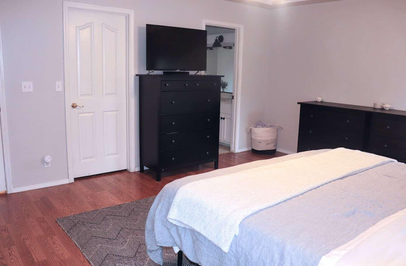 1022 N Crenshaw Ct, Visalia, CA 93291