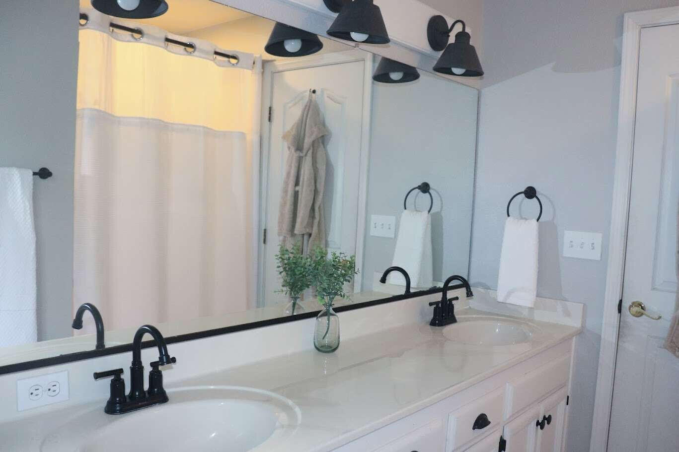 1022 N Crenshaw Ct, Visalia, CA 93291