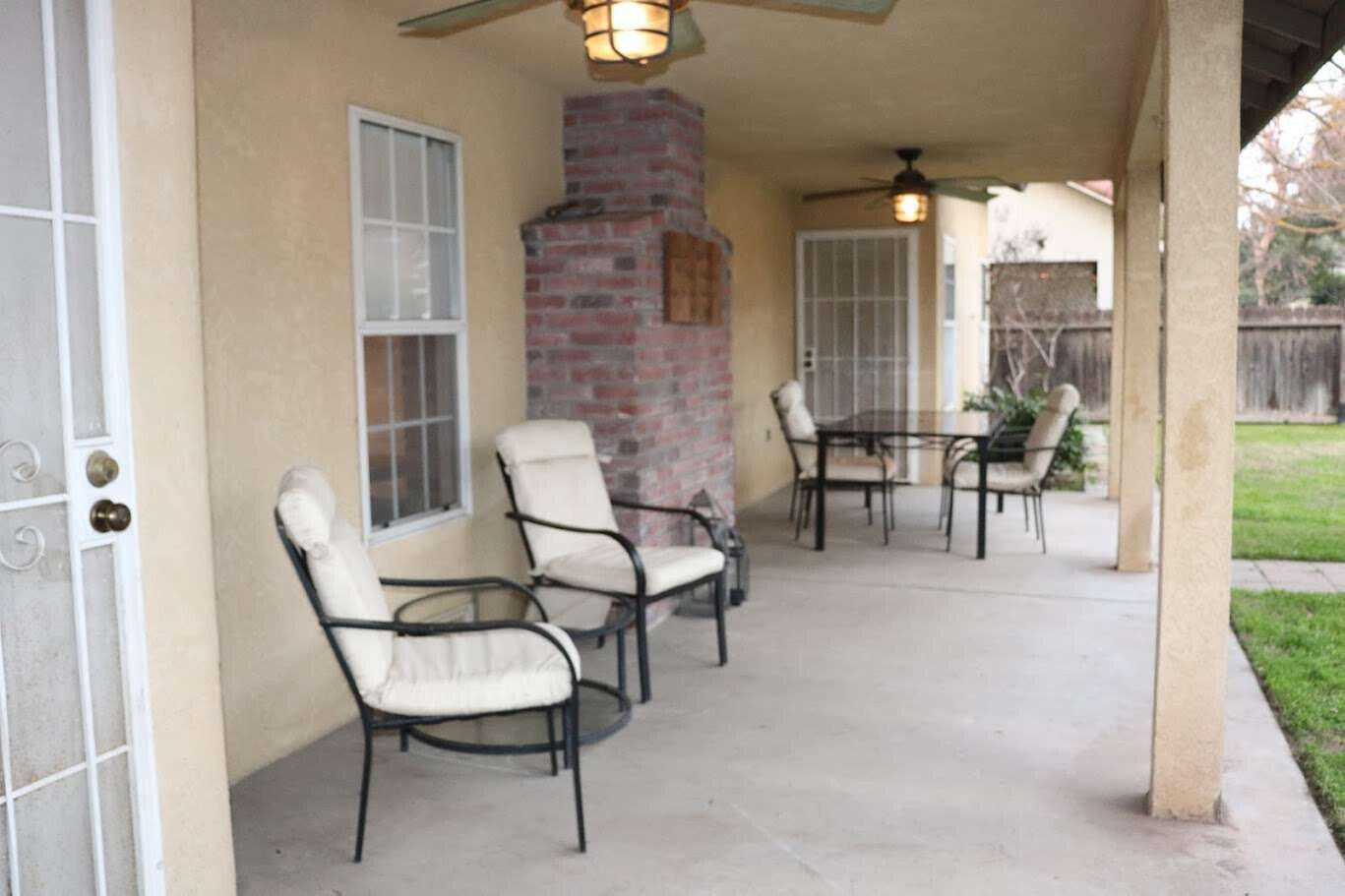 1022 N Crenshaw Ct, Visalia, CA 93291