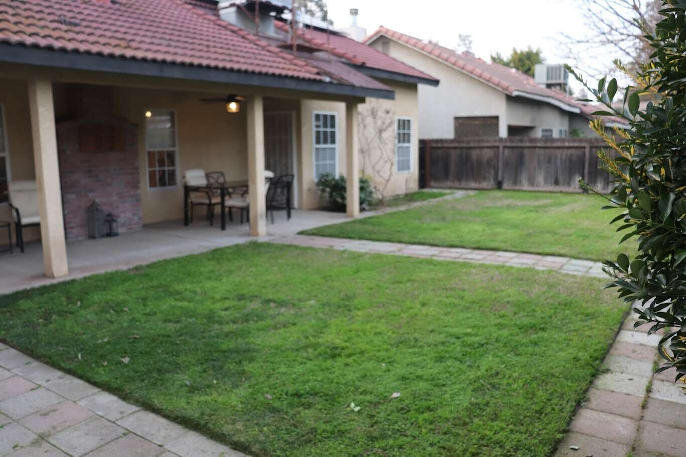 1022 N Crenshaw Ct, Visalia, CA 93291