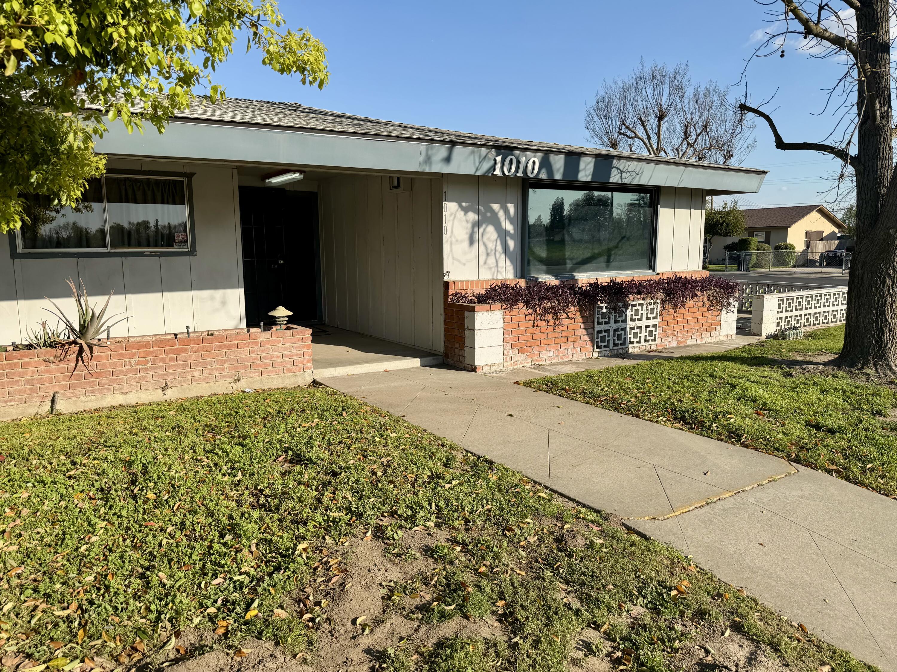 1010 S Lovers Ln, Visalia, CA 93292