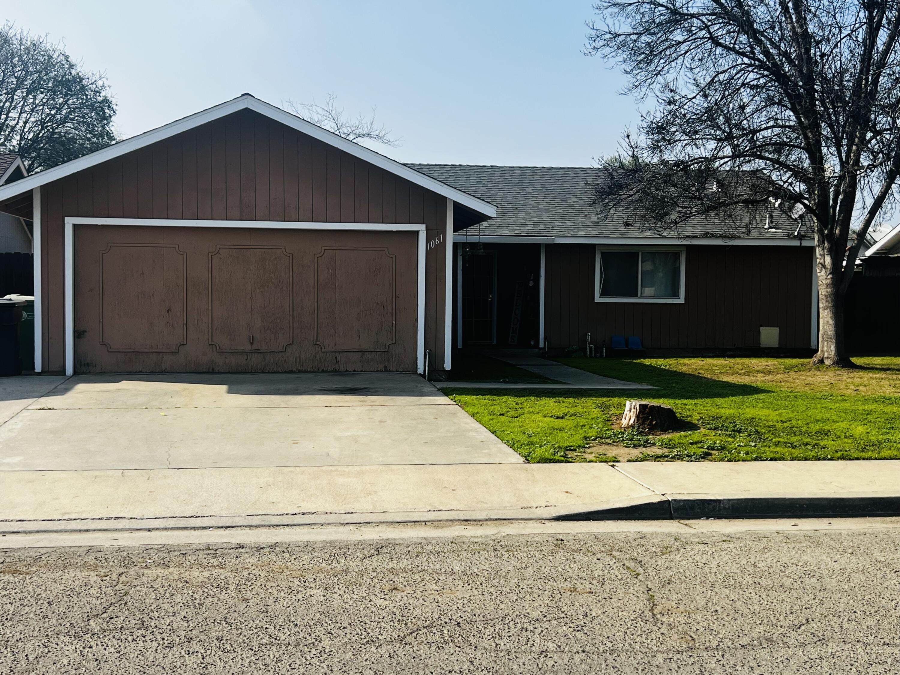 1061 Greenfield Dr, Porterville, CA 93257
