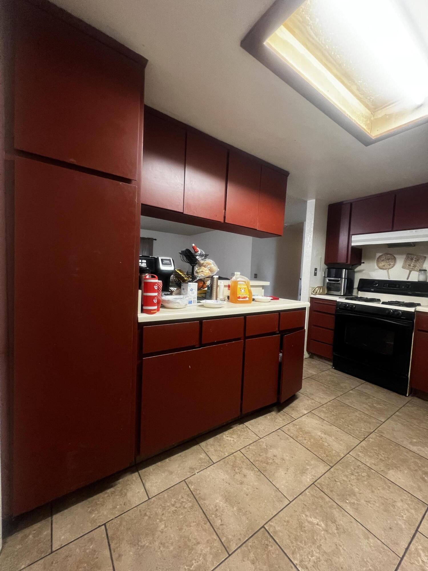 1061 Greenfield Dr, Porterville, CA 93257