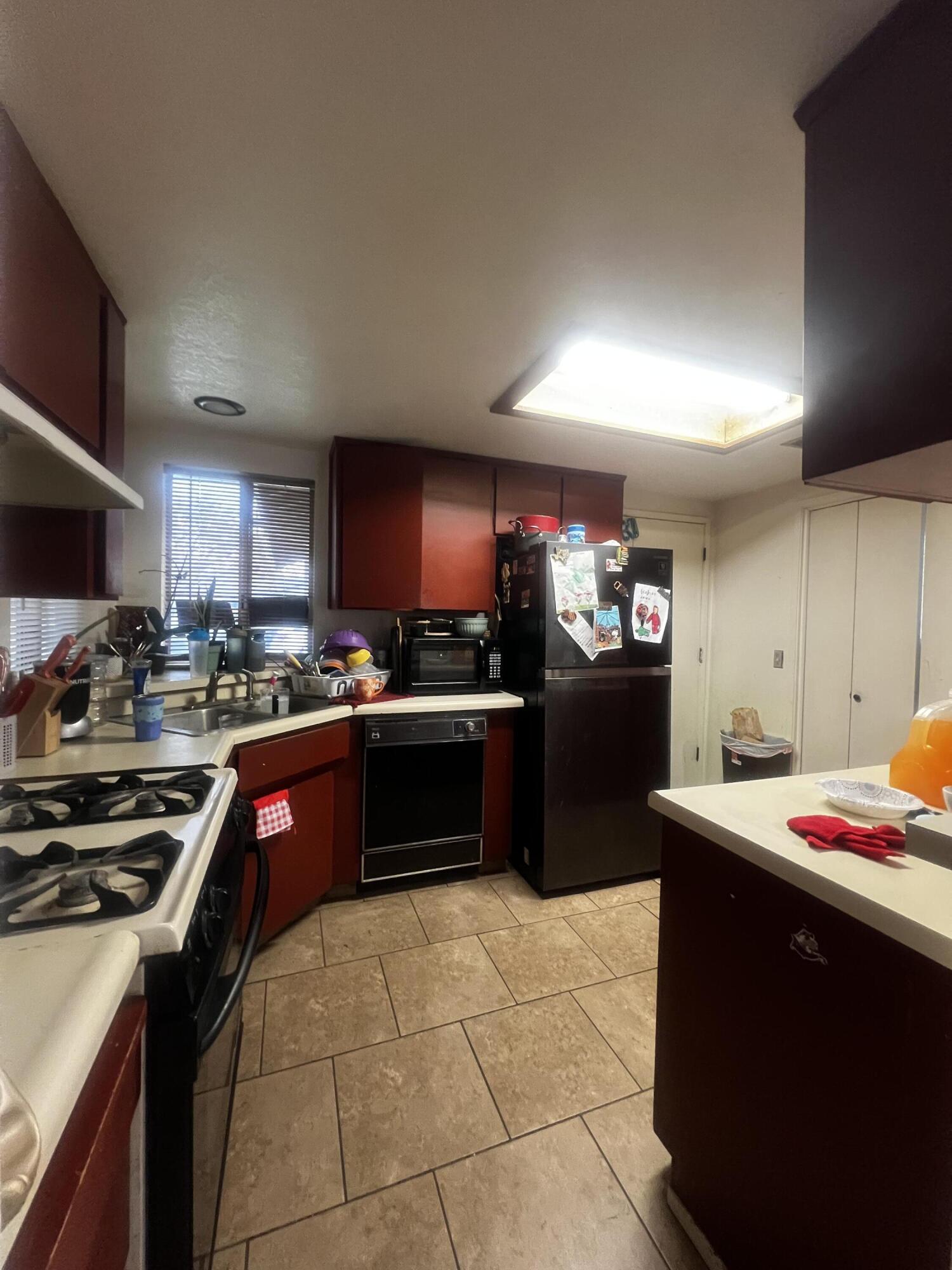 1061 Greenfield Dr, Porterville, CA 93257