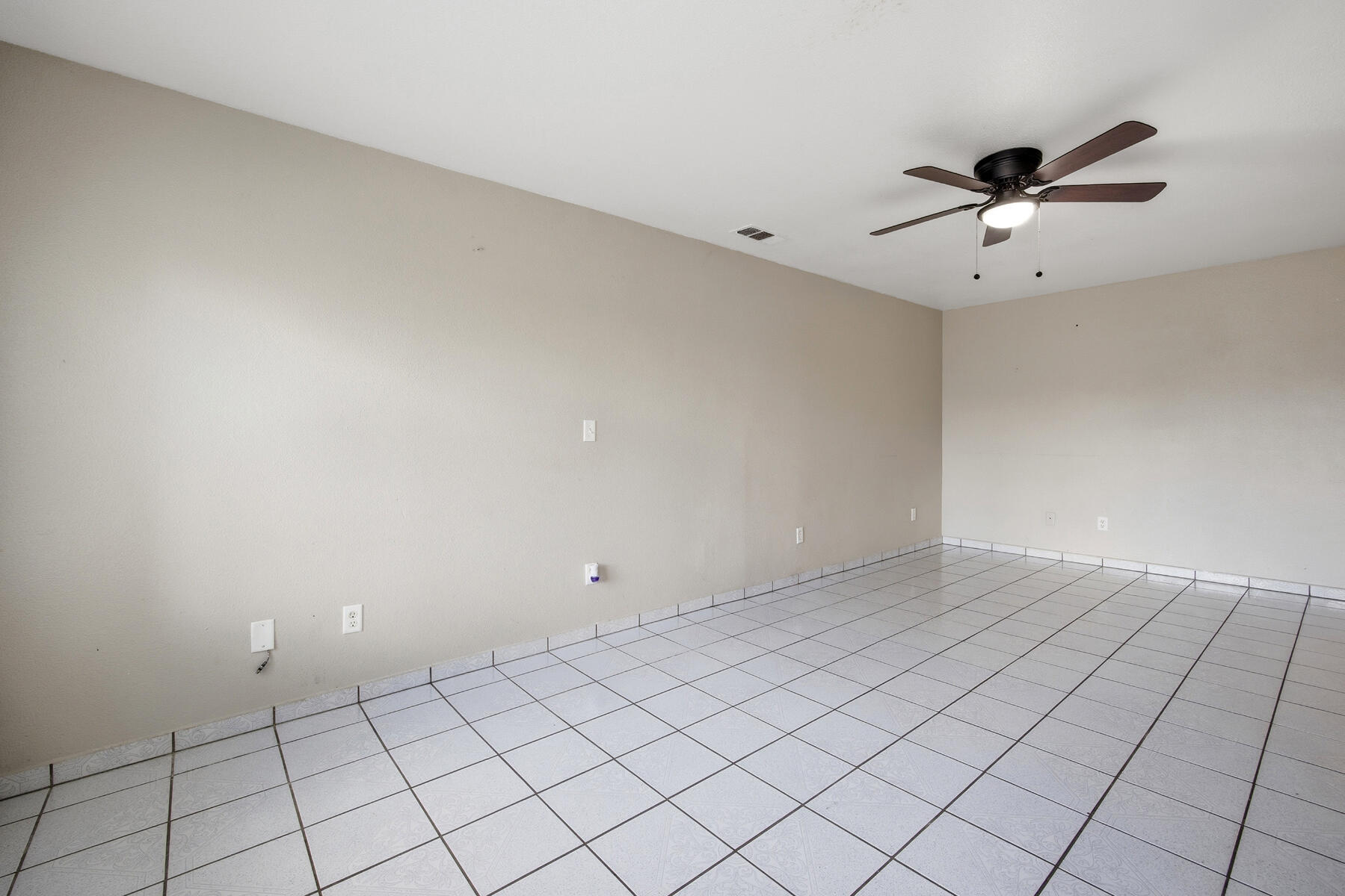 1949 N Court St, Visalia, CA 93291