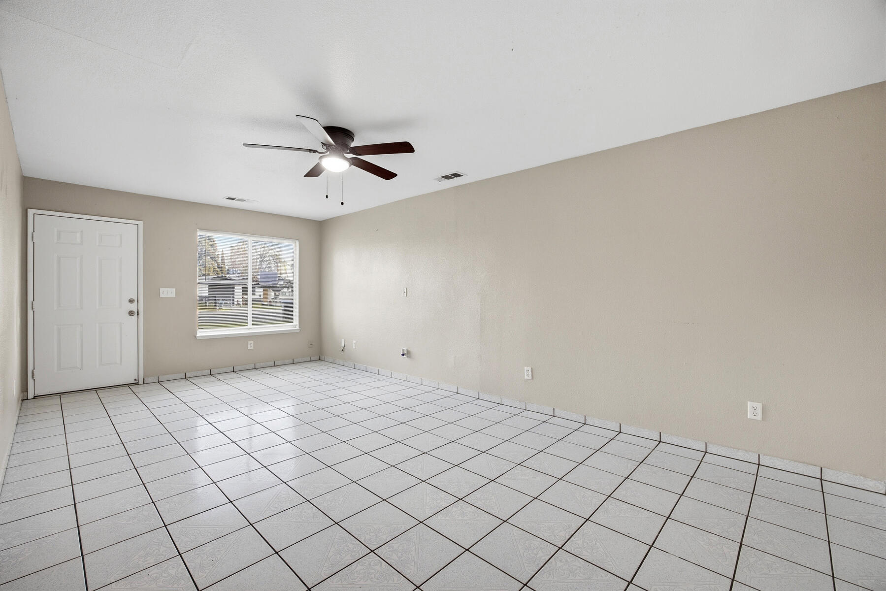 1949 N Court St, Visalia, CA 93291