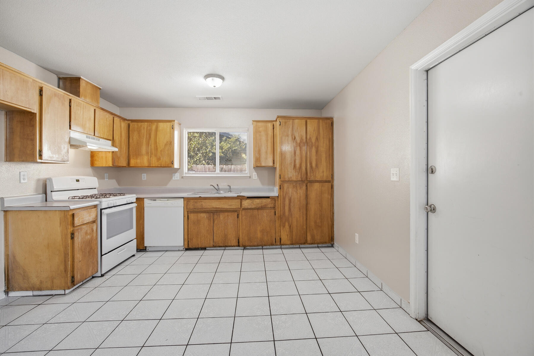 1949 N Court St, Visalia, CA 93291