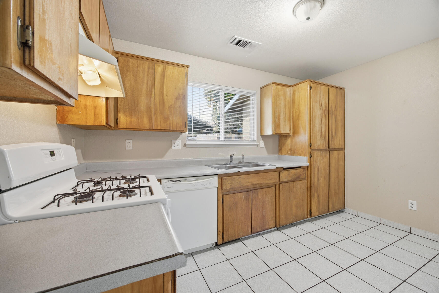 1949 N Court St, Visalia, CA 93291