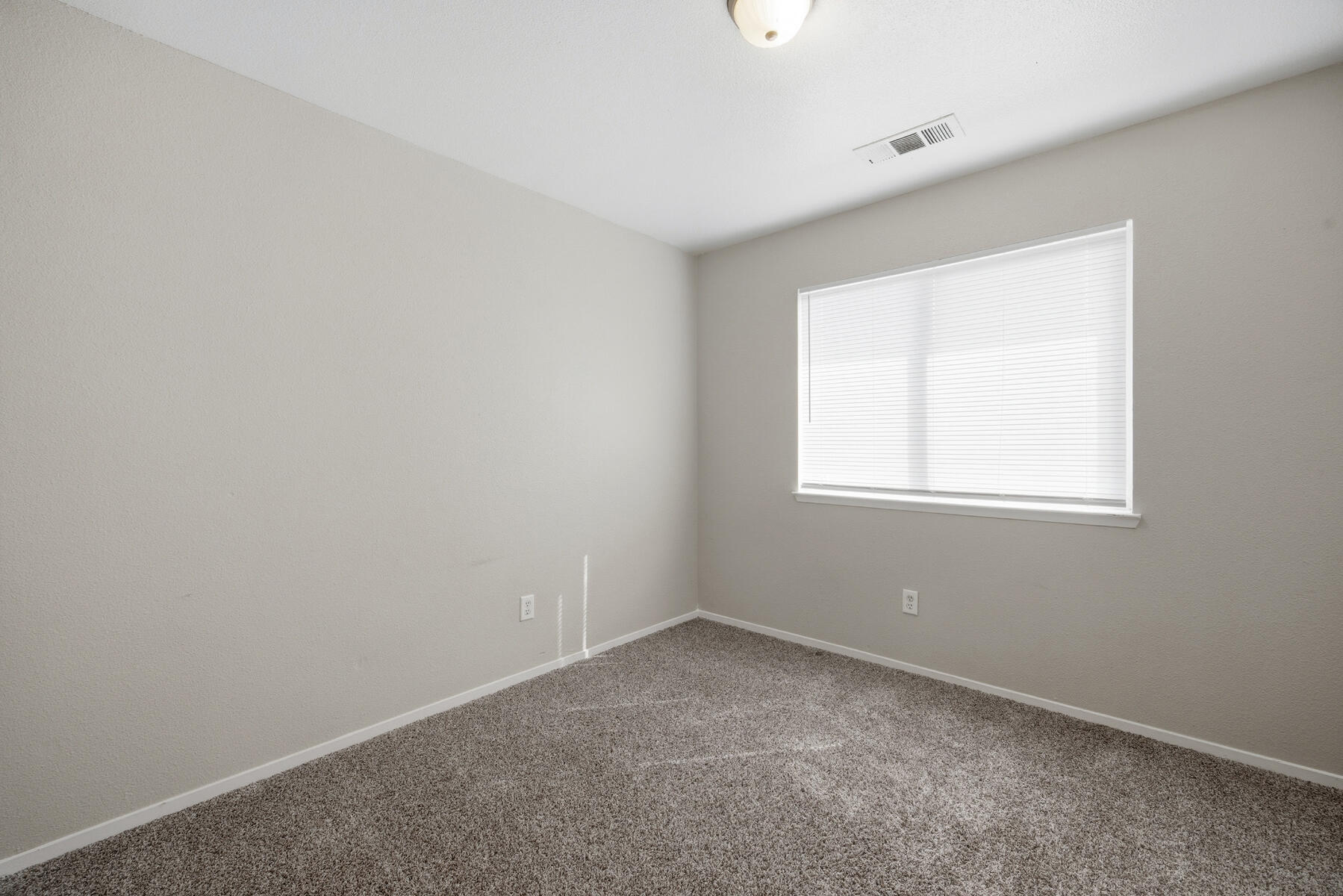 1949 N Court St, Visalia, CA 93291