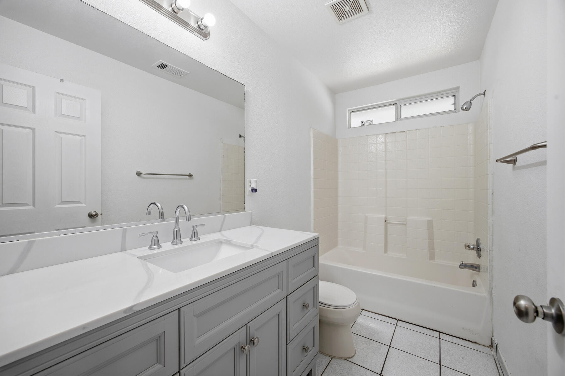 1949 N Court St, Visalia, CA 93291