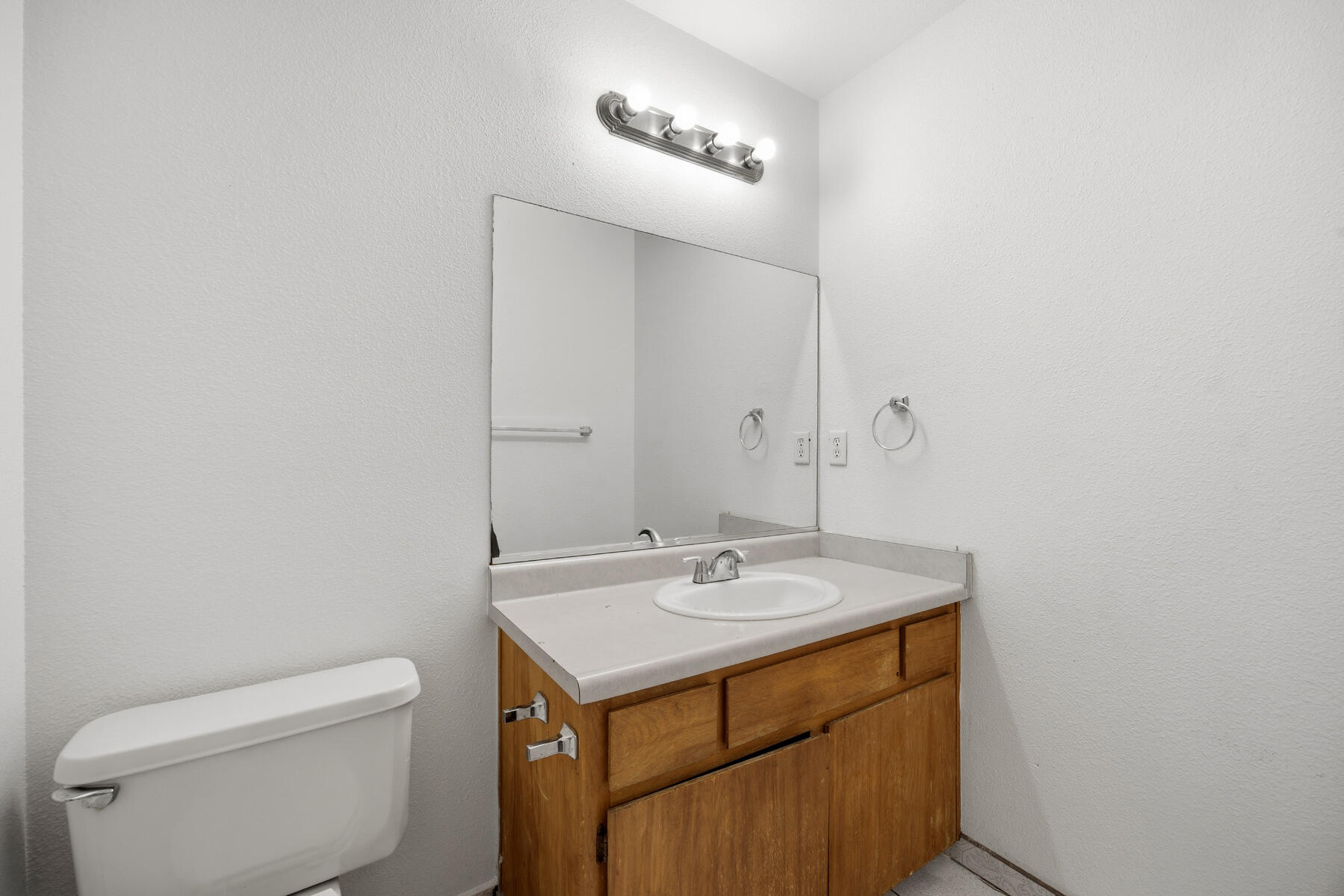 1949 N Court St, Visalia, CA 93291