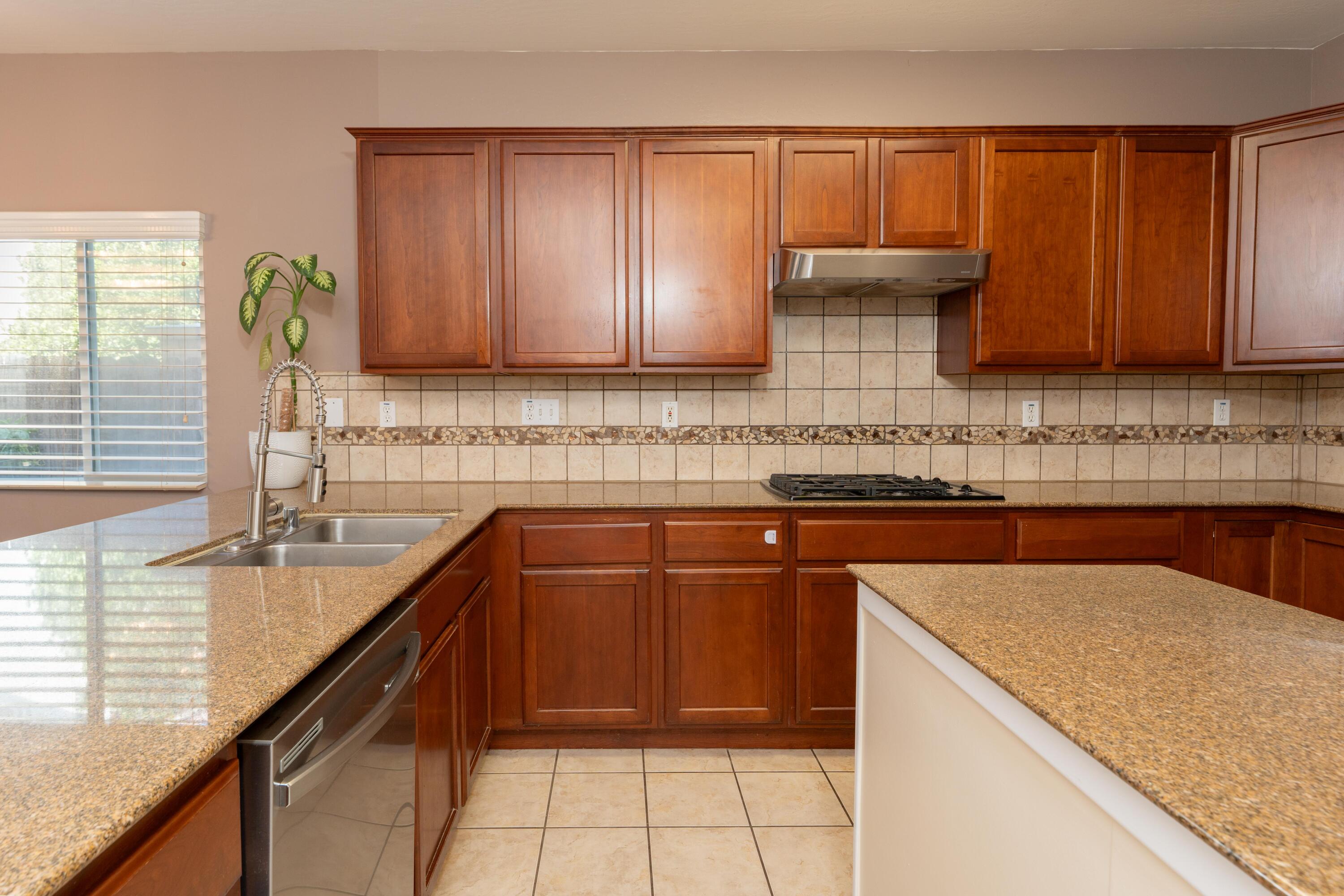 2945 S Arkle St, Visalia, CA 93292