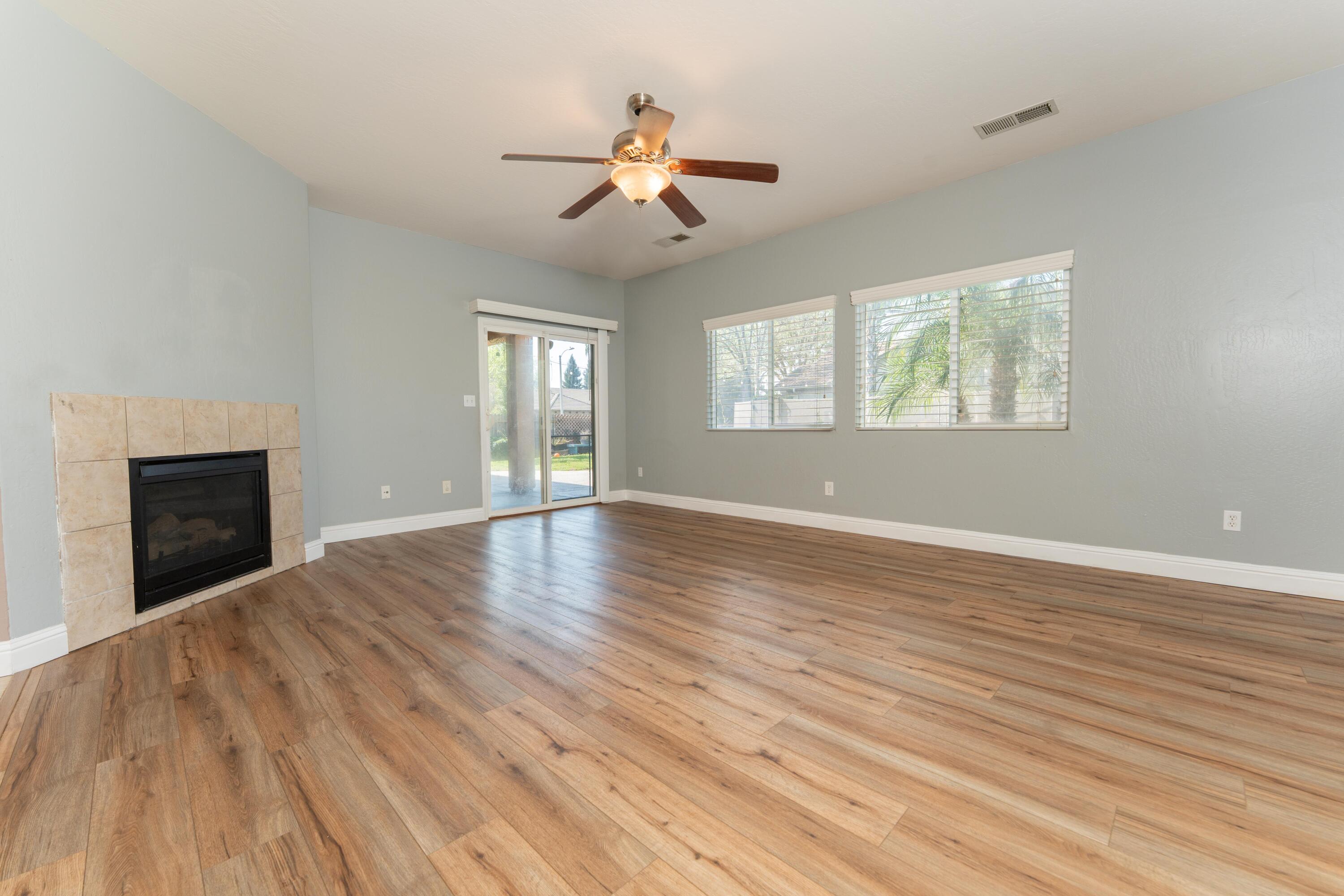 2945 S Arkle St, Visalia, CA 93292