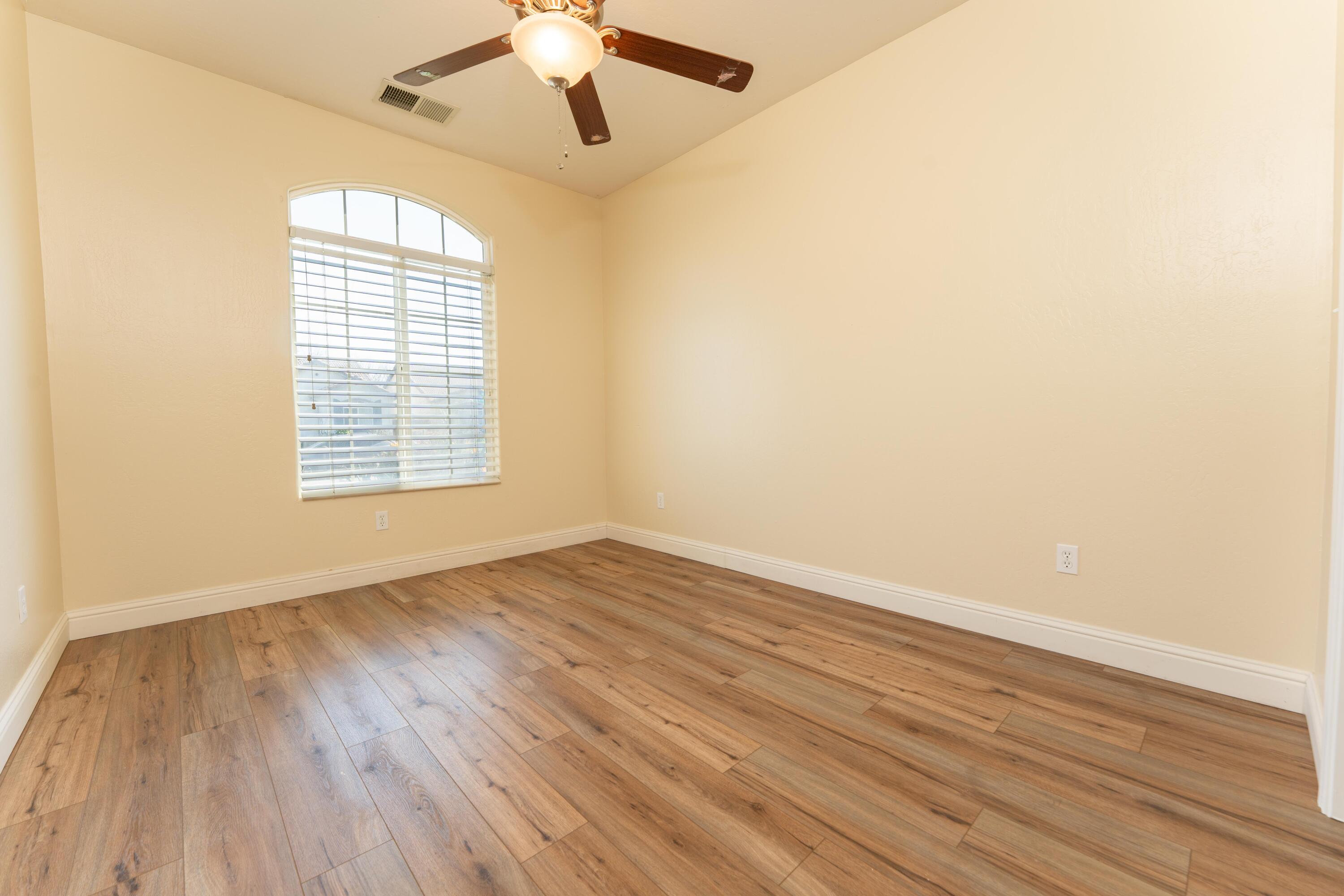 2945 S Arkle St, Visalia, CA 93292