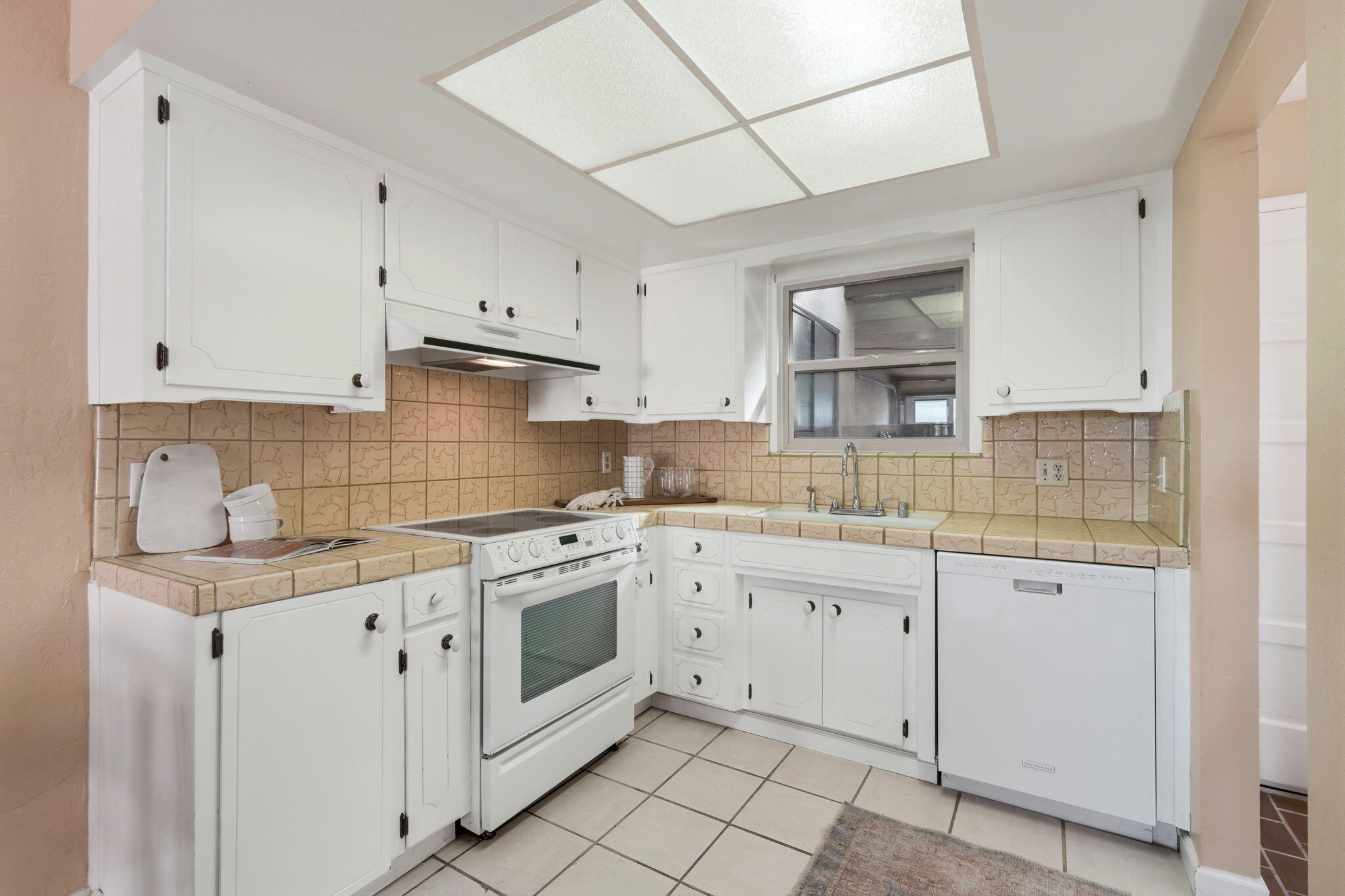 1142 N Gem St, Tulare, CA 93274