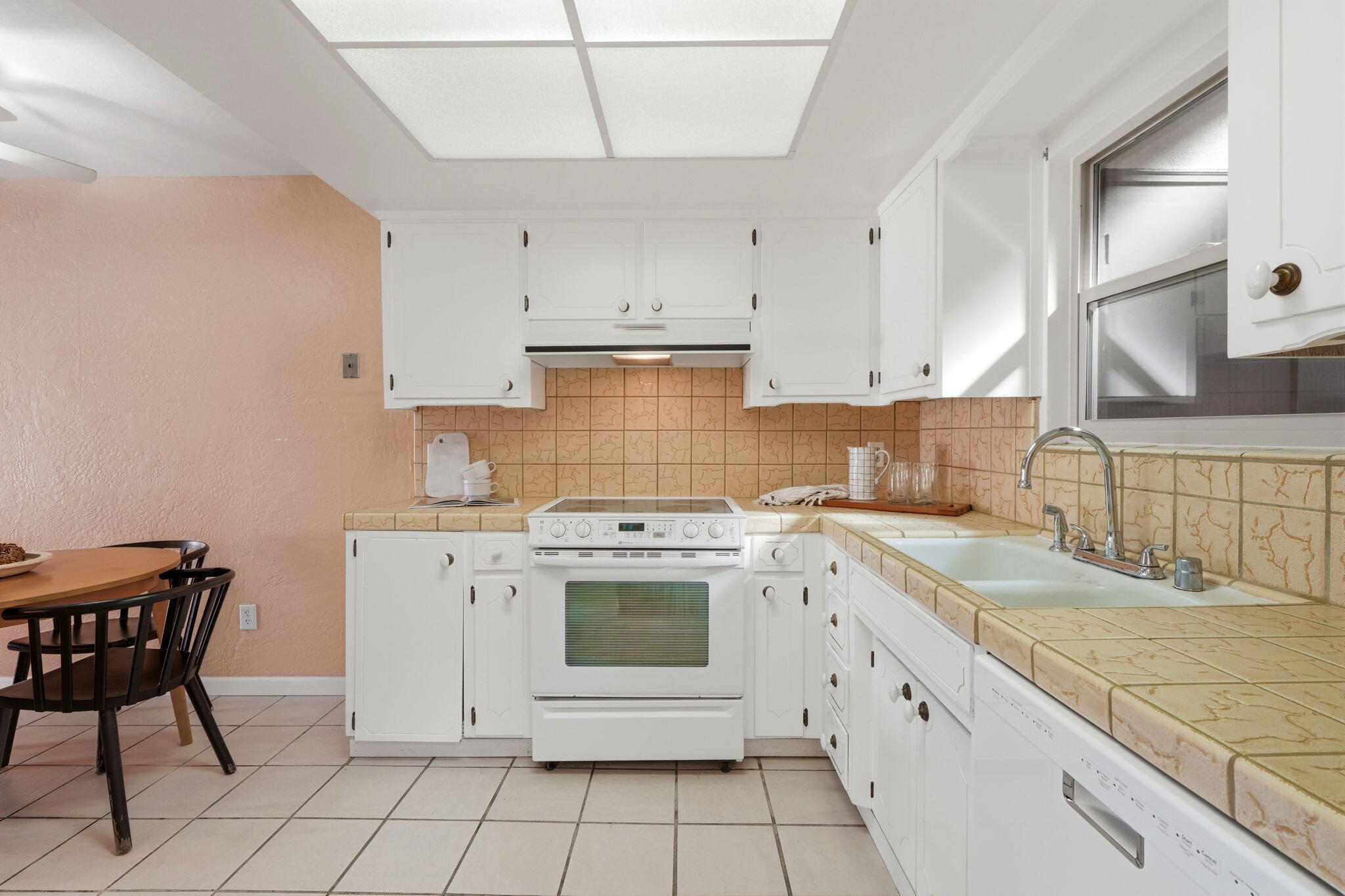 1142 N Gem St, Tulare, CA 93274