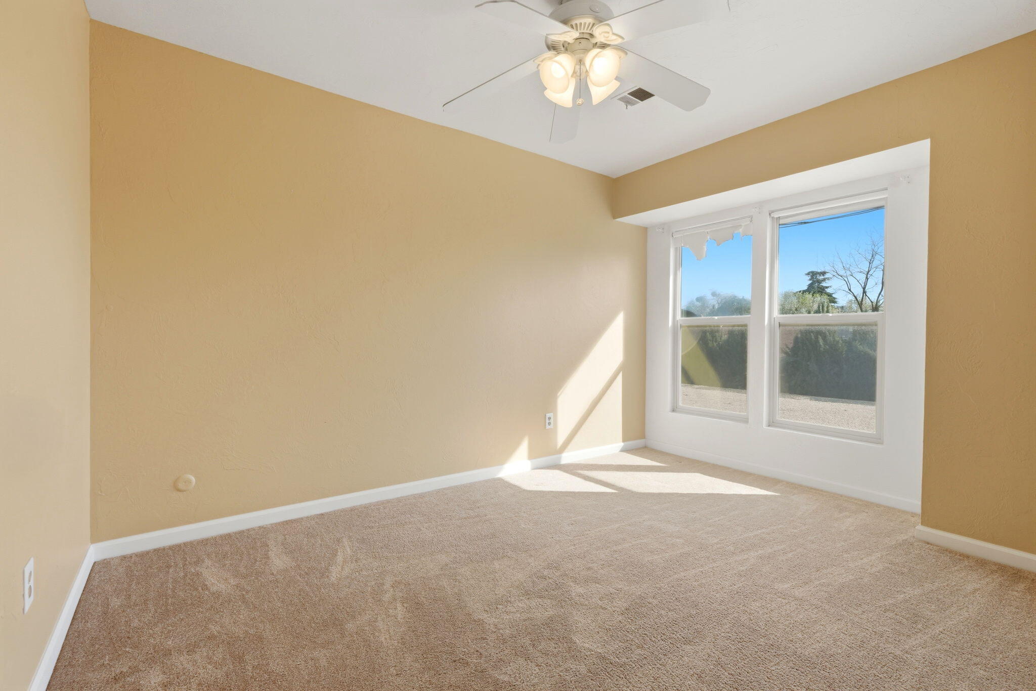 1142 N Gem St, Tulare, CA 93274