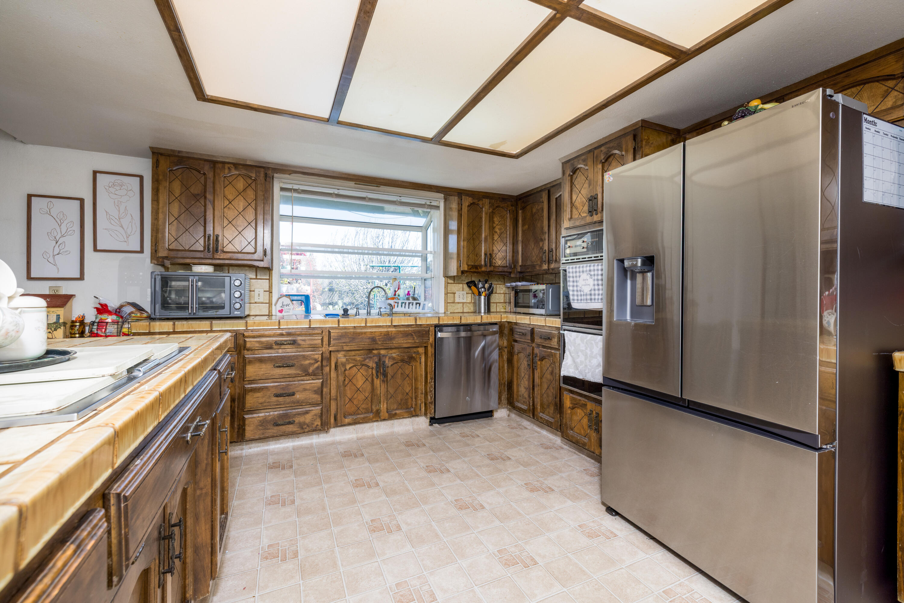 1352 N M St, Tulare, CA 93274