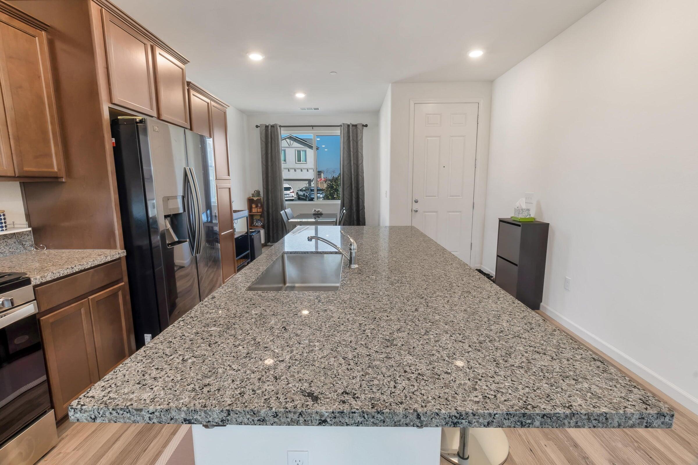 2207 S Crumal St, Visalia, CA 93292