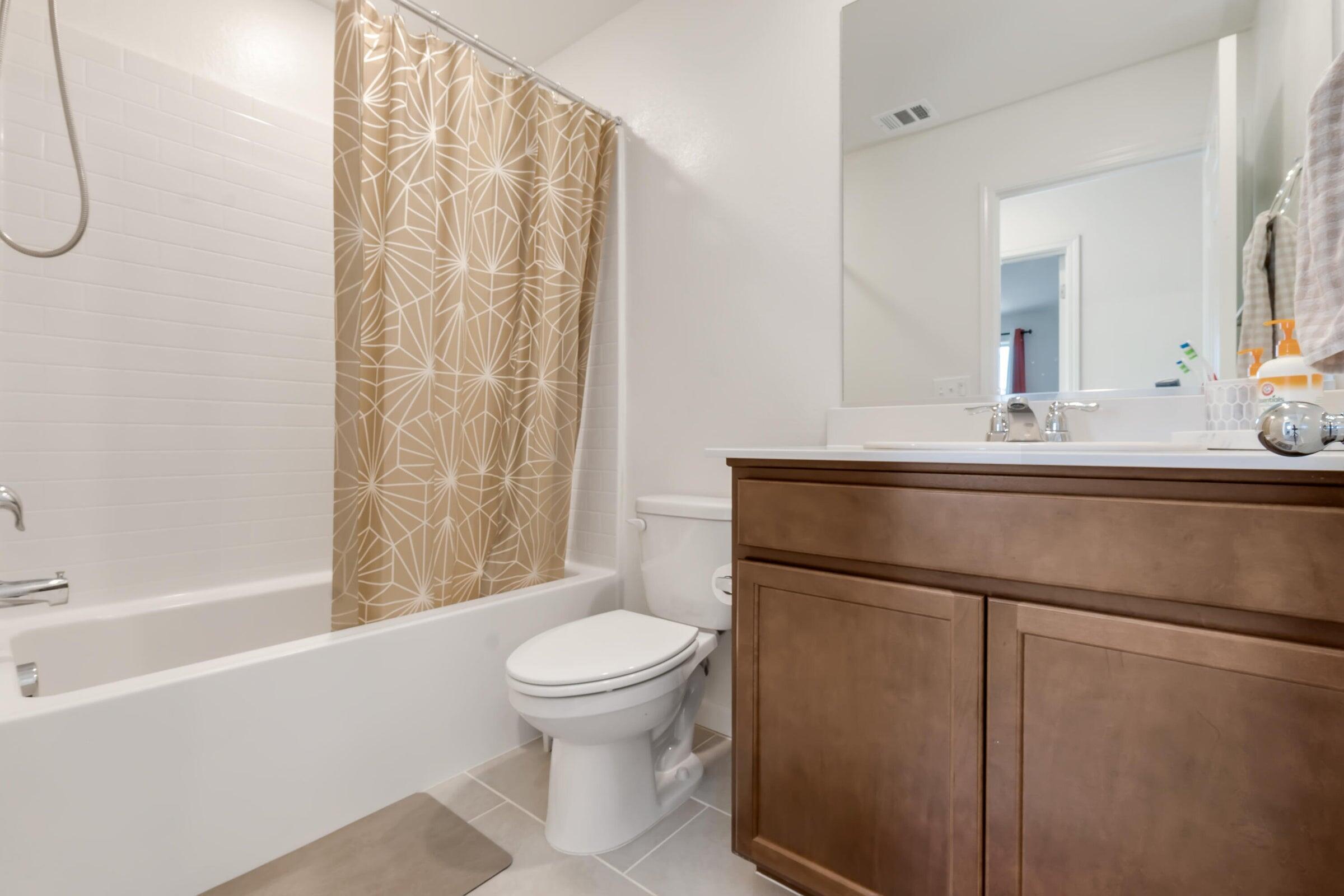 2207 S Crumal St, Visalia, CA 93292