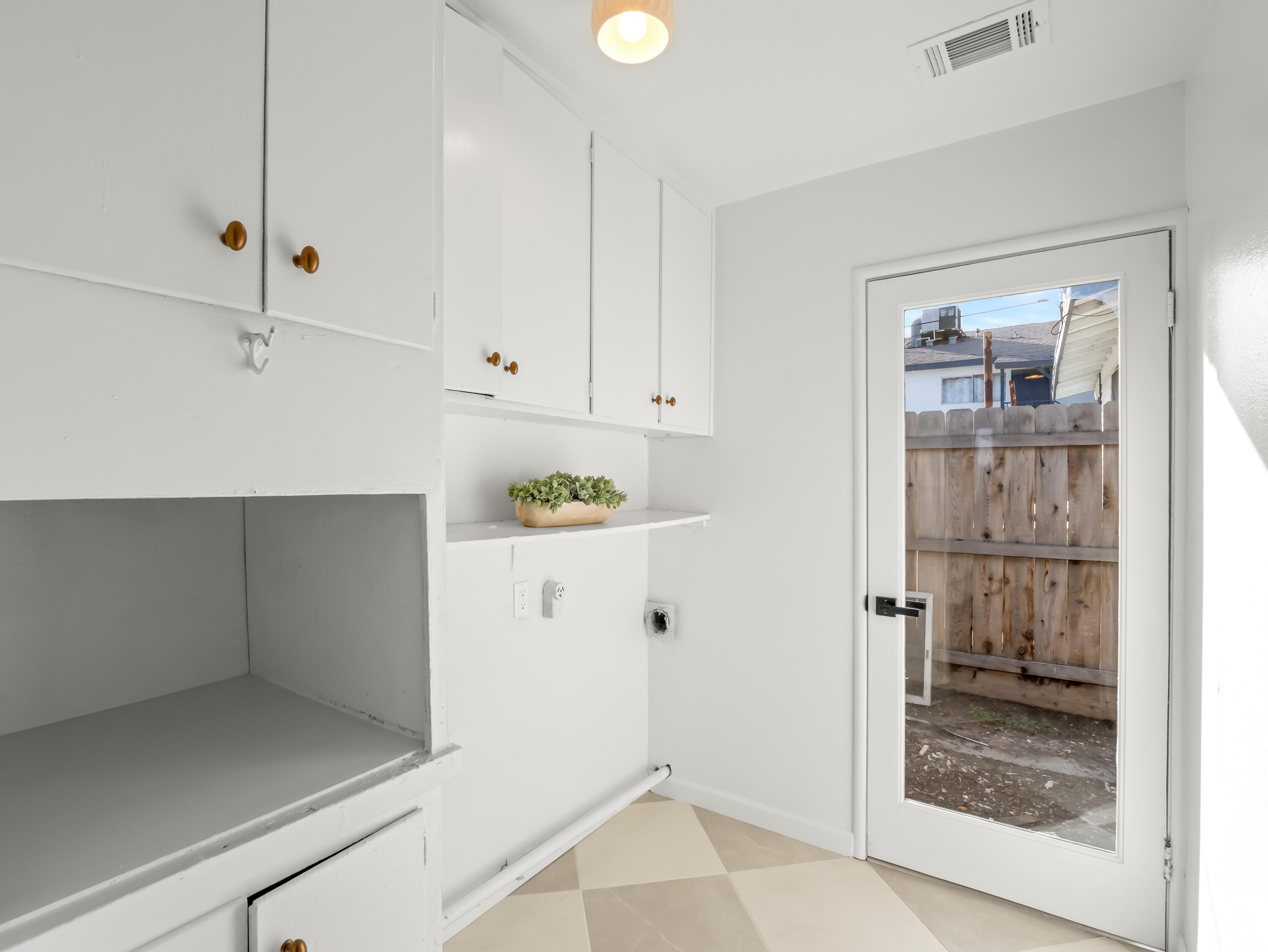 425 W Elm St, Hanford, CA 93230