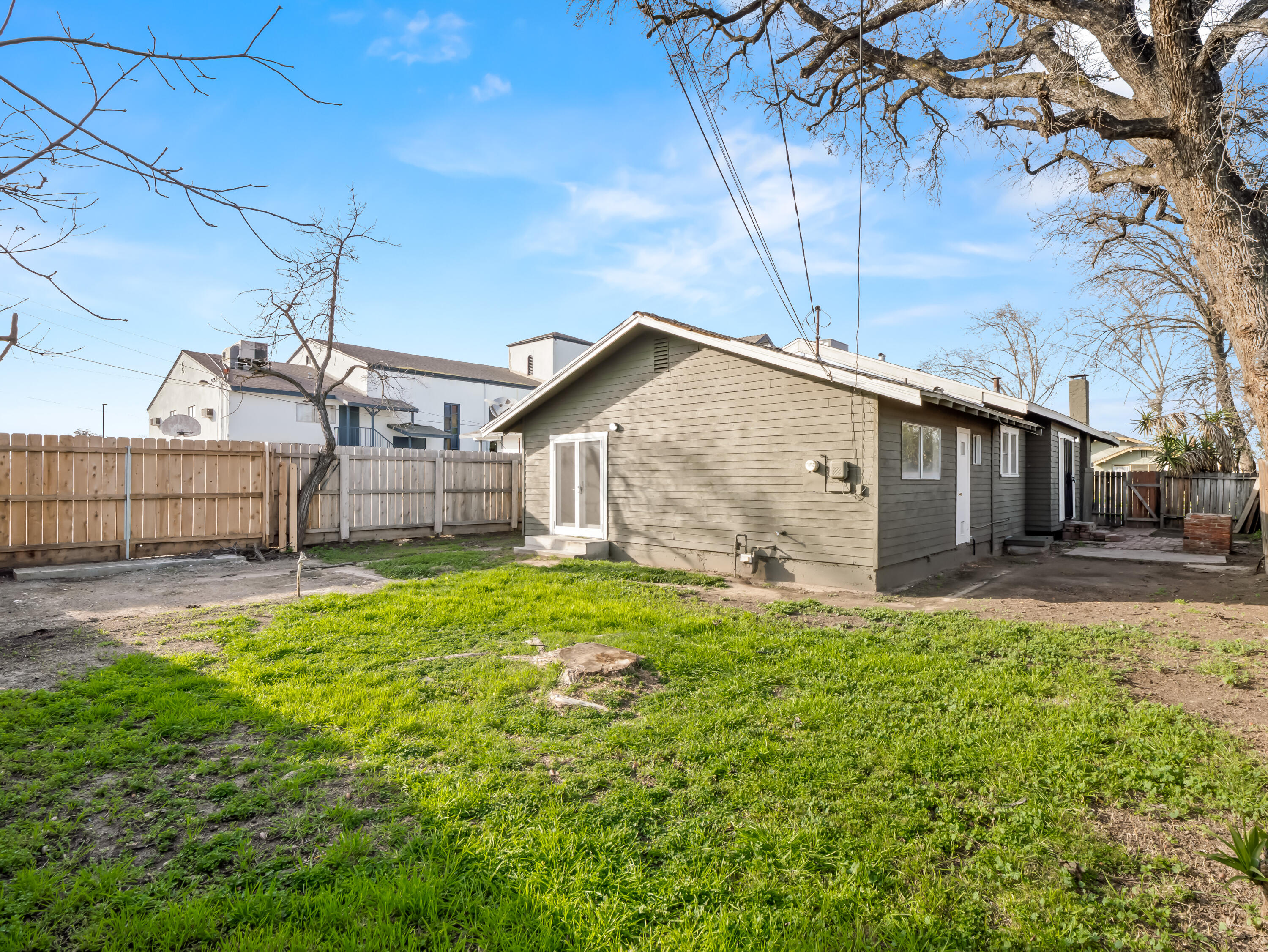 425 W Elm St, Hanford, CA 93230