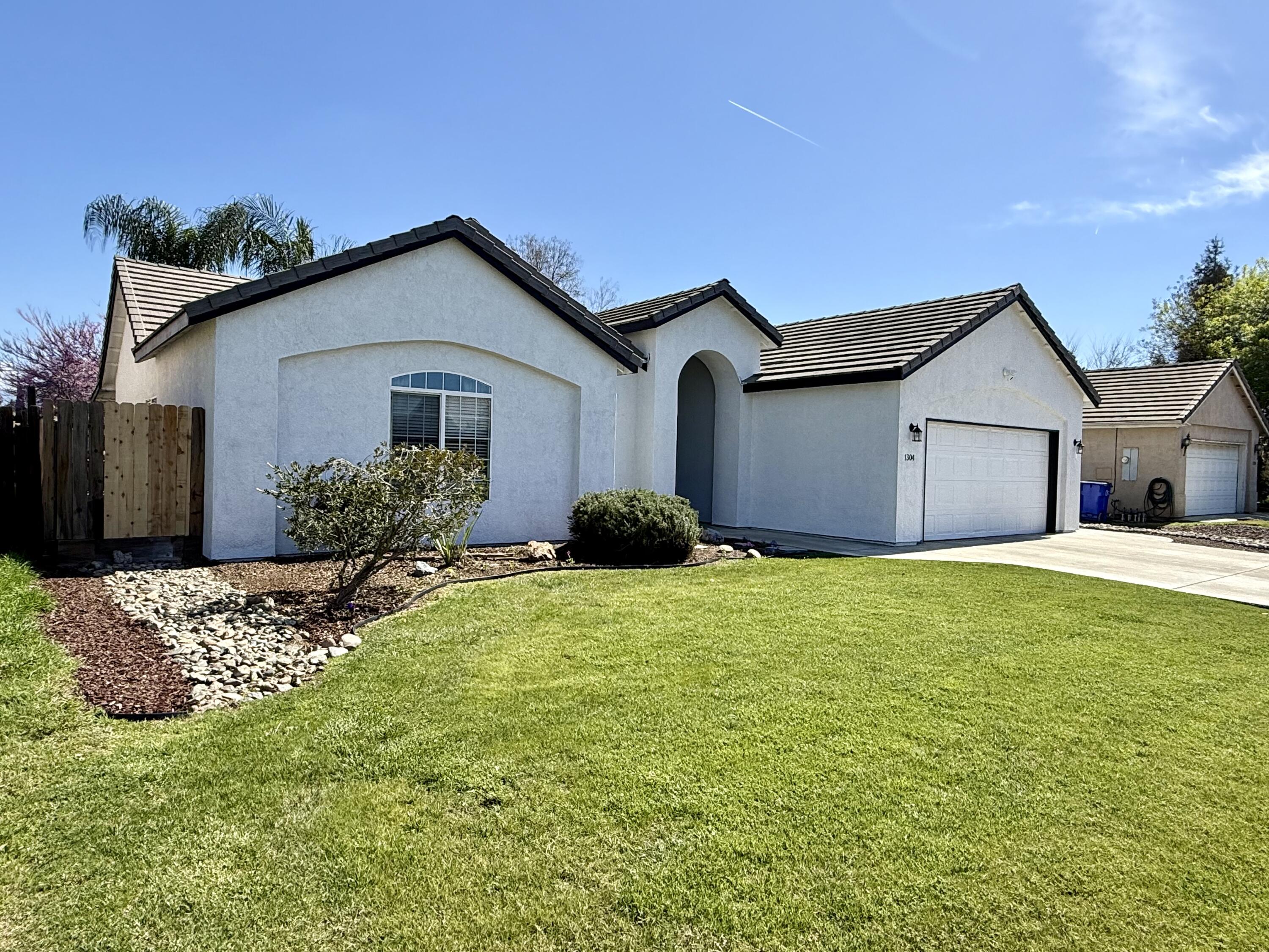 1304 N Birch St, Porterville, CA 93257