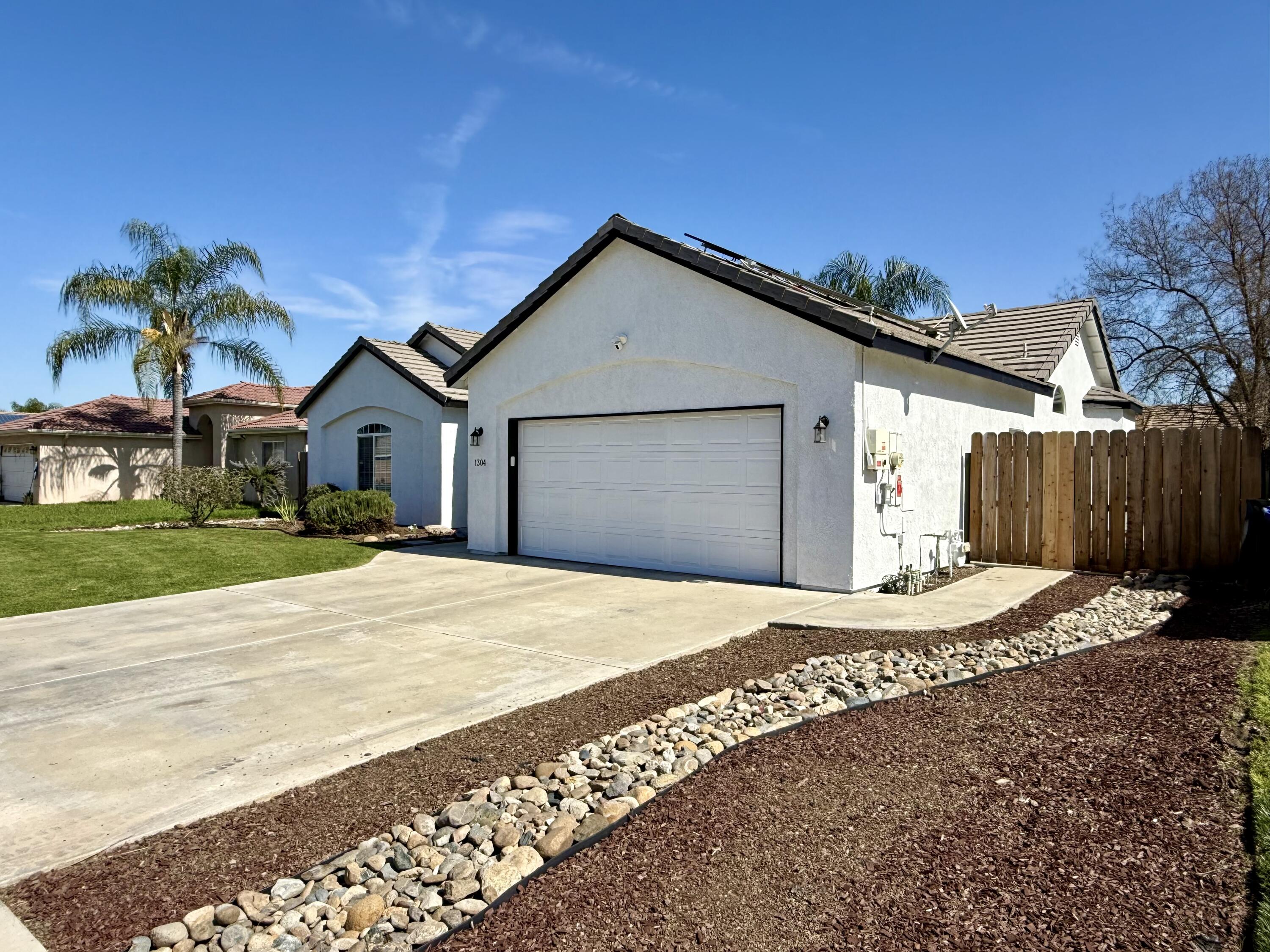 1304 N Birch St, Porterville, CA 93257