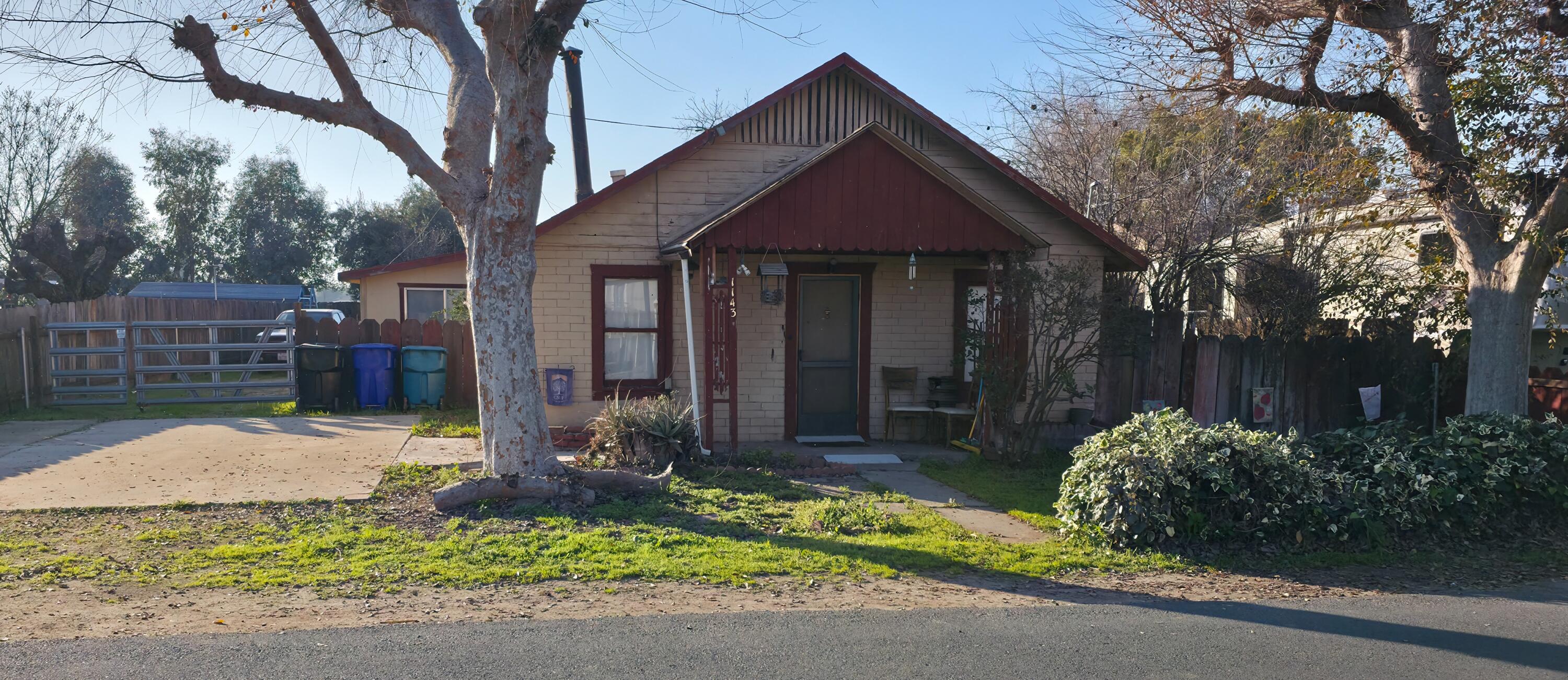 1143 N Howland St, Porterville, CA 93257