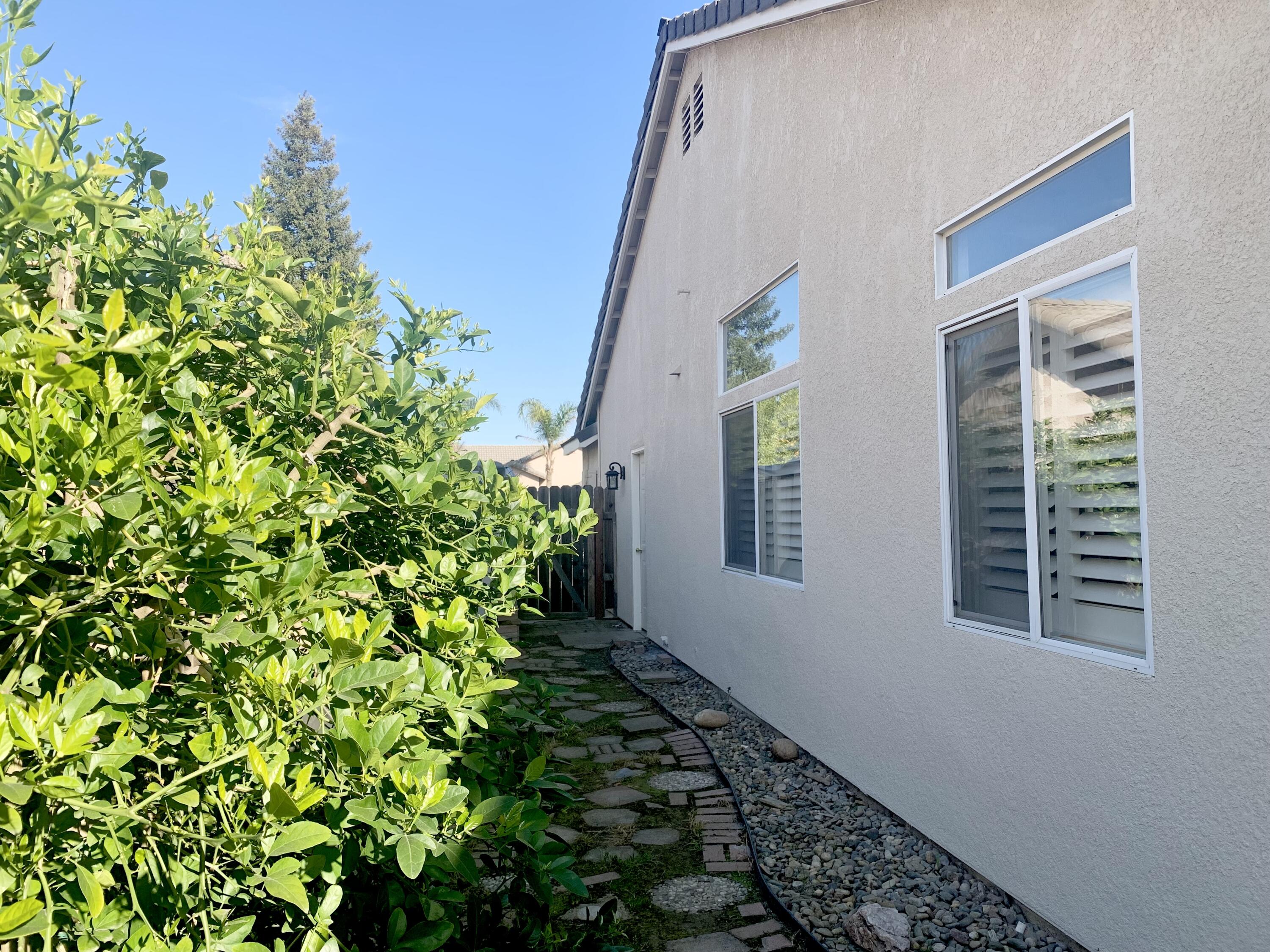 1067 N Roberta Way, Porterville, CA 93257