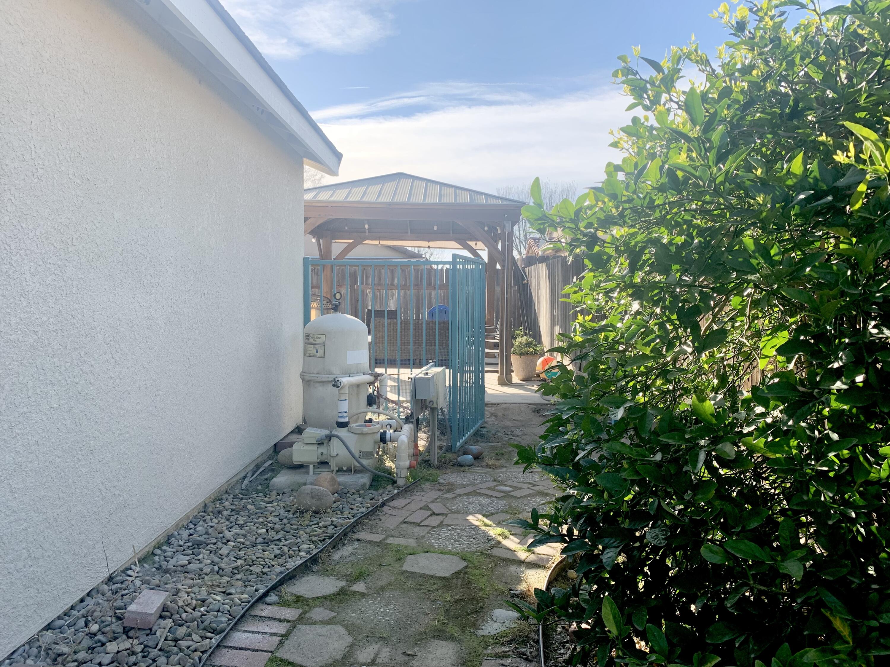 1067 N Roberta Way, Porterville, CA 93257