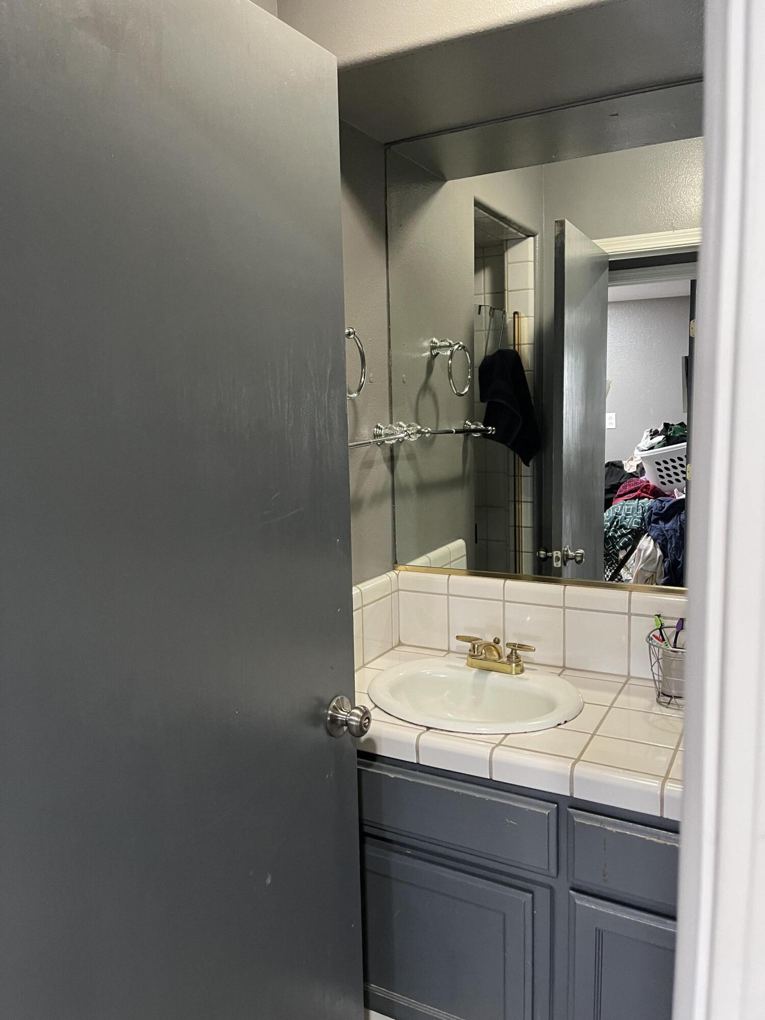 1015 N Velie Ct, Visalia, CA 93292