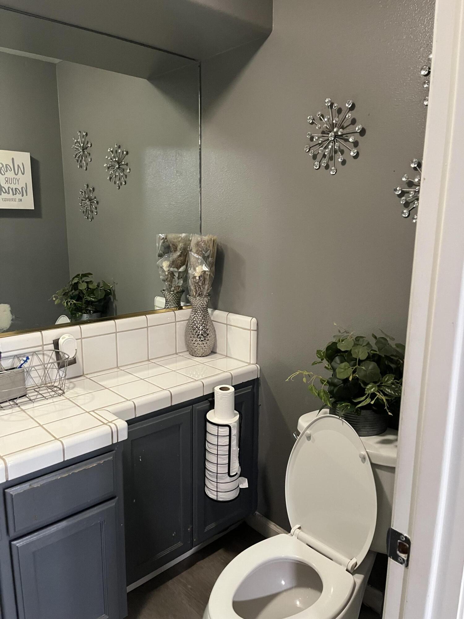 1015 N Velie Ct, Visalia, CA 93292