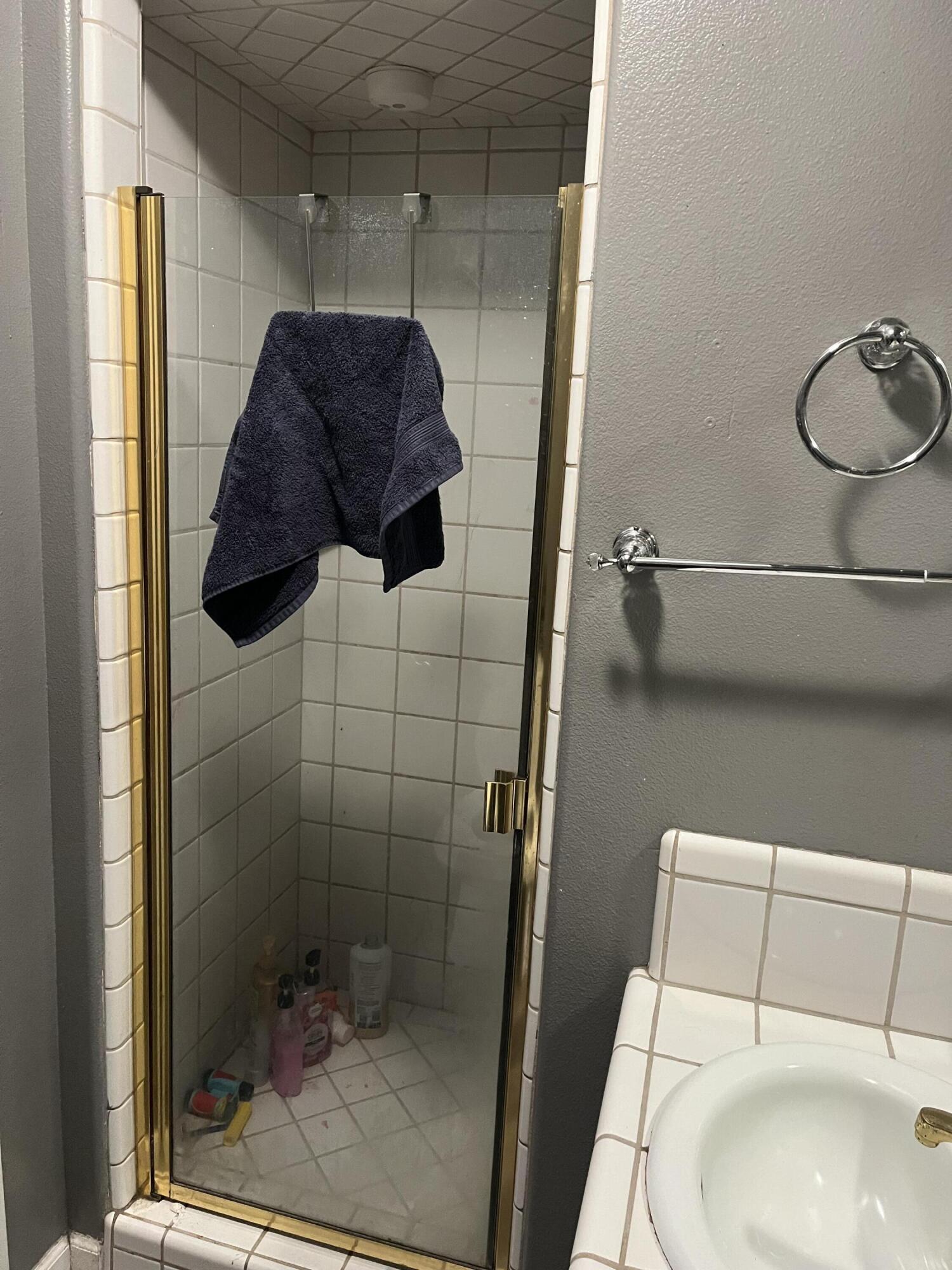 1015 N Velie Ct, Visalia, CA 93292