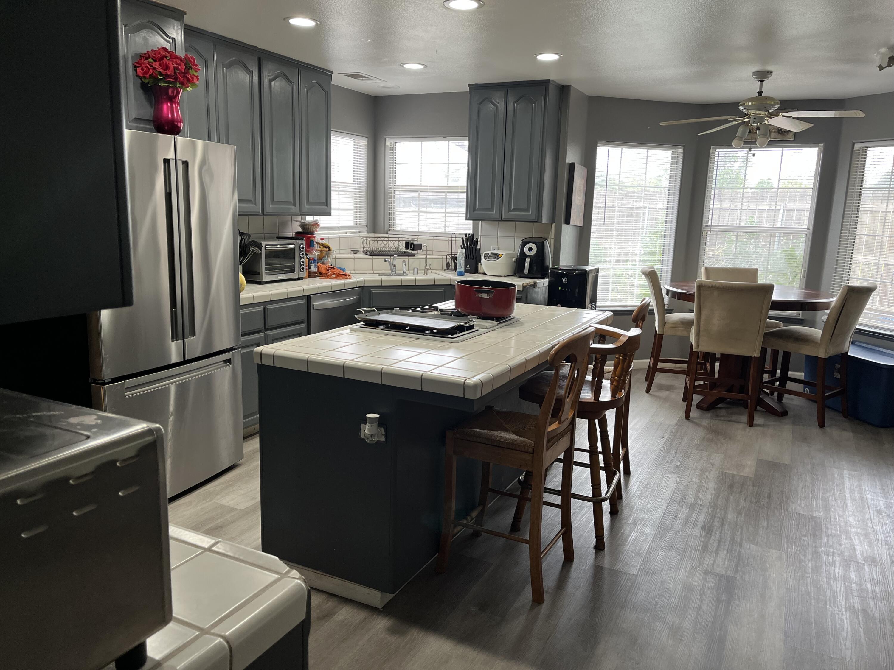 1015 N Velie Ct, Visalia, CA 93292