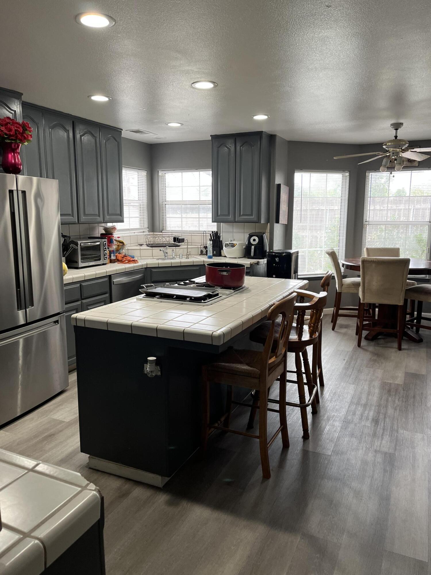 1015 N Velie Ct, Visalia, CA 93292