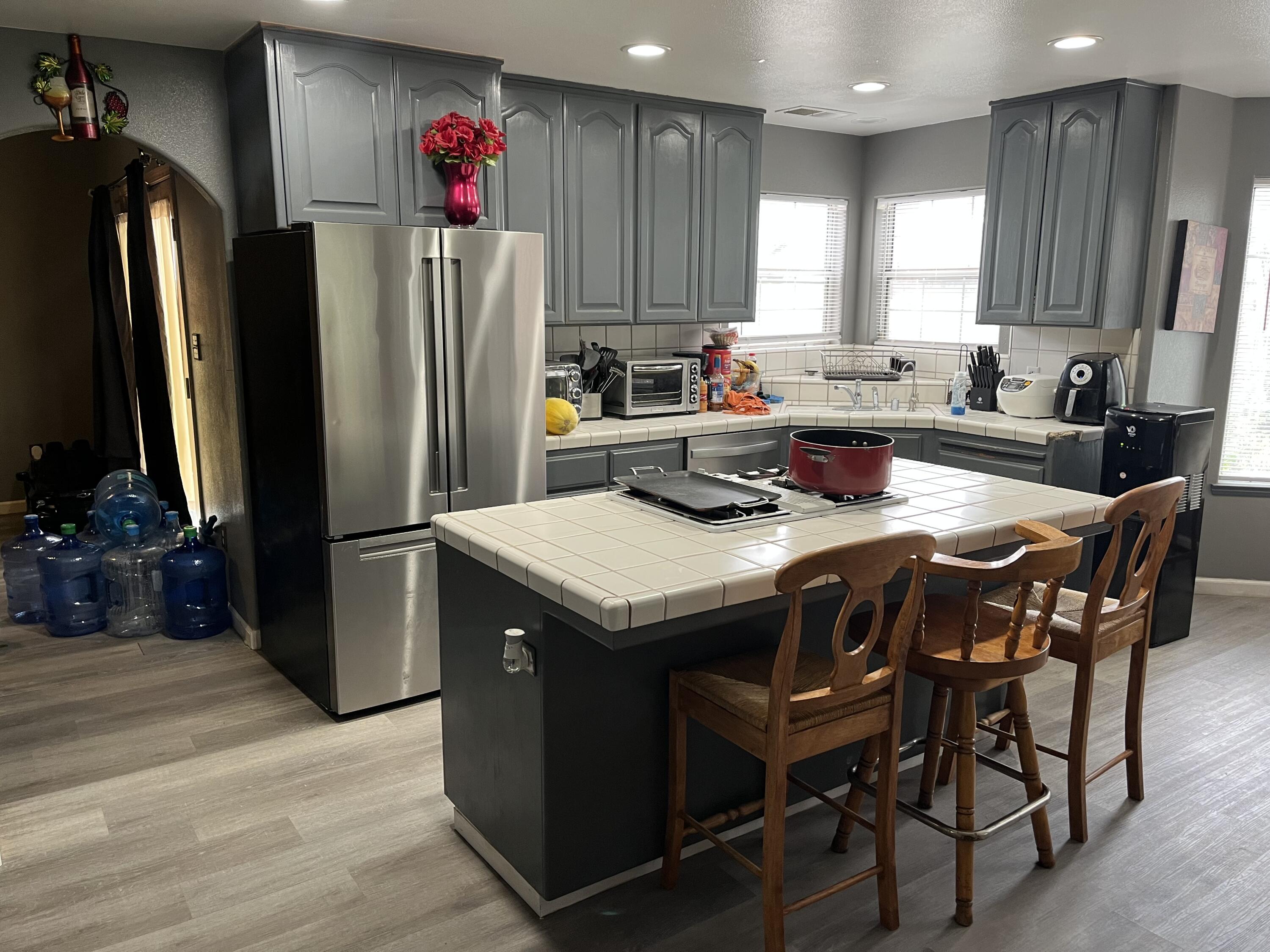 1015 N Velie Ct, Visalia, CA 93292