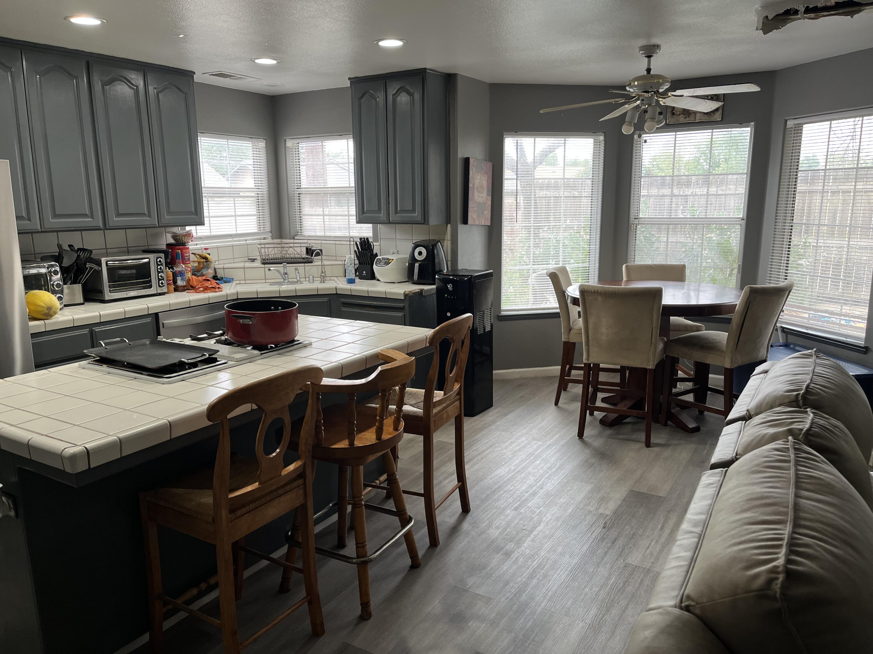 1015 N Velie Ct, Visalia, CA 93292