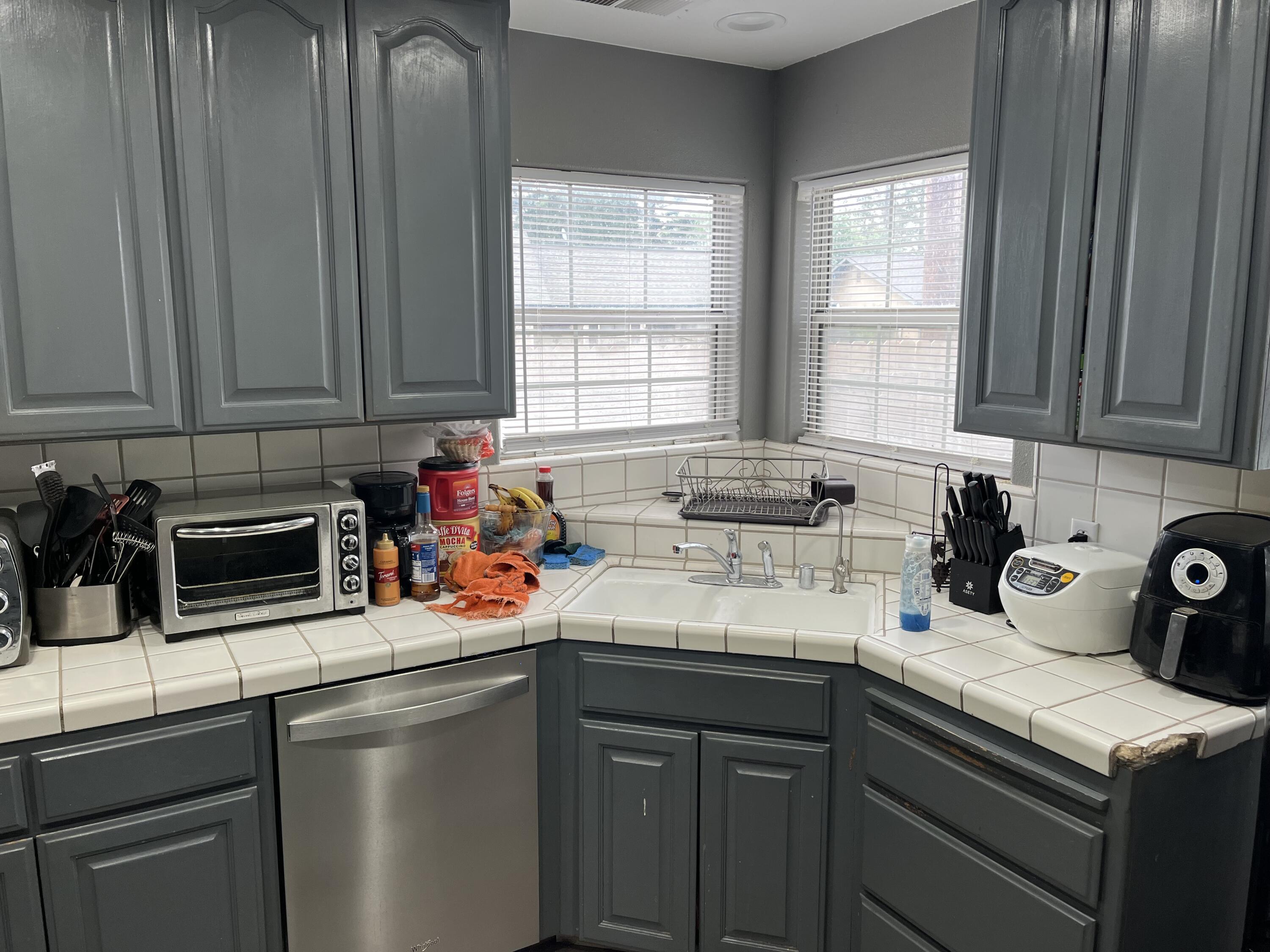 1015 N Velie Ct, Visalia, CA 93292