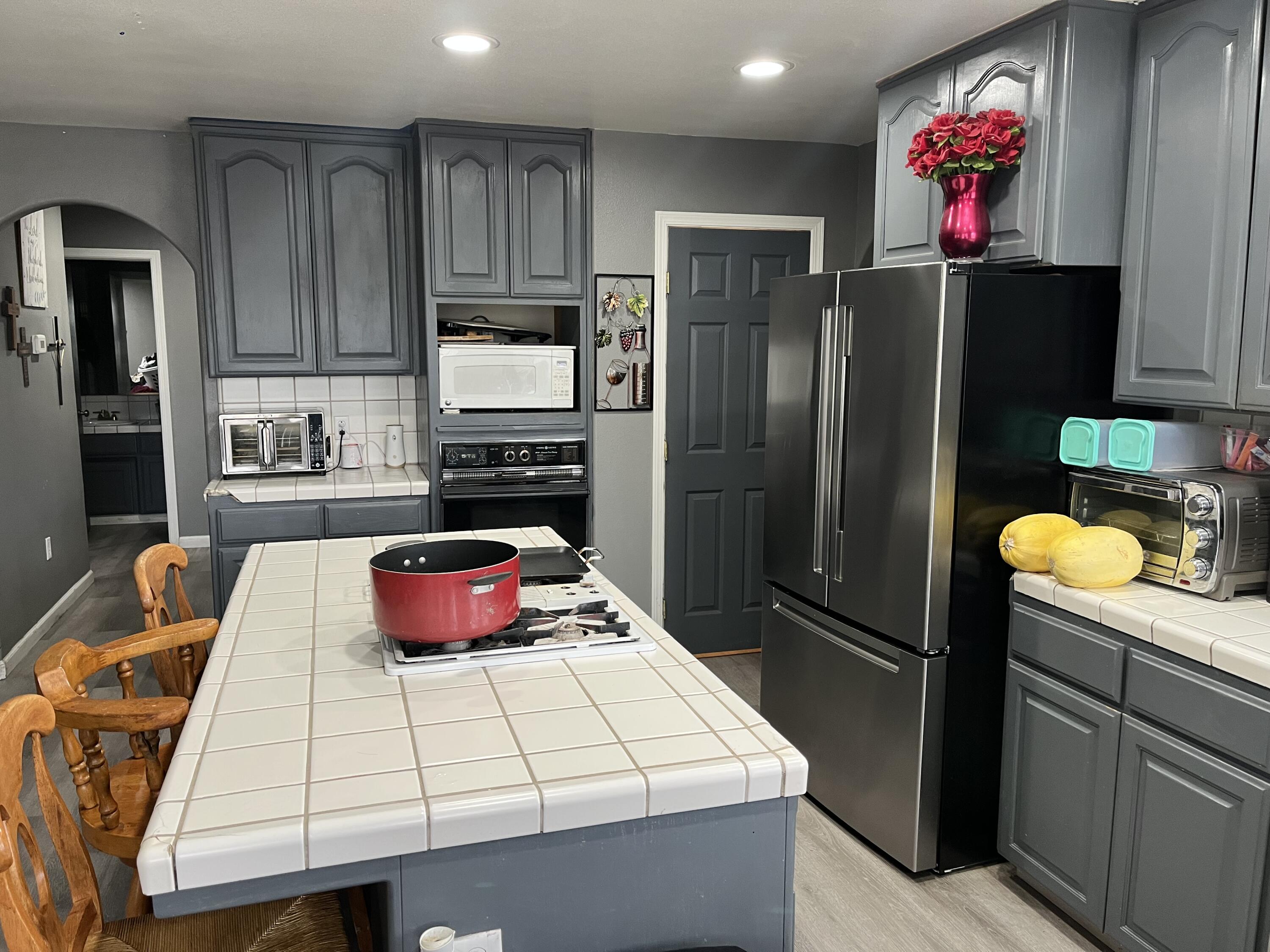 1015 N Velie Ct, Visalia, CA 93292