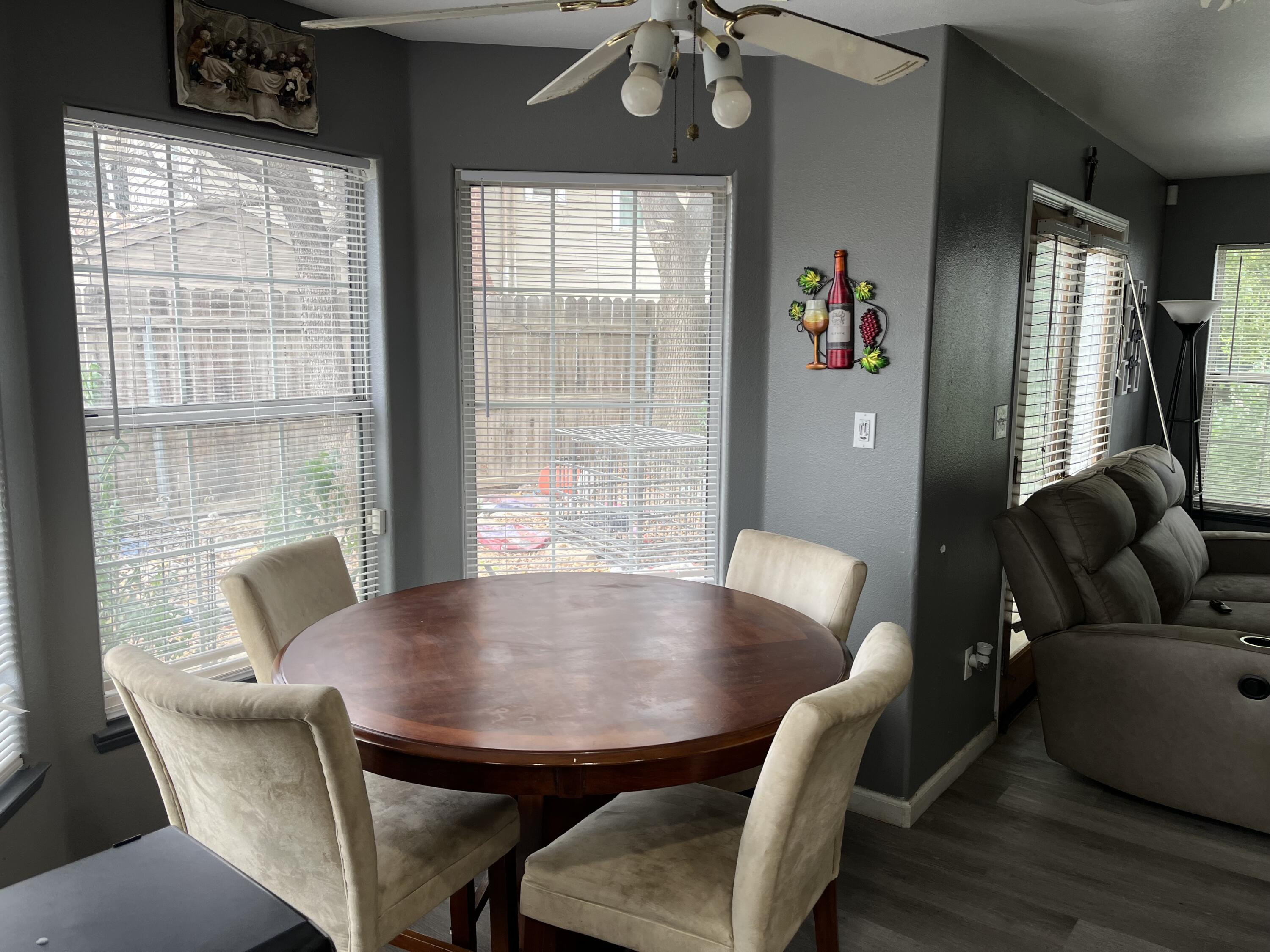 1015 N Velie Ct, Visalia, CA 93292