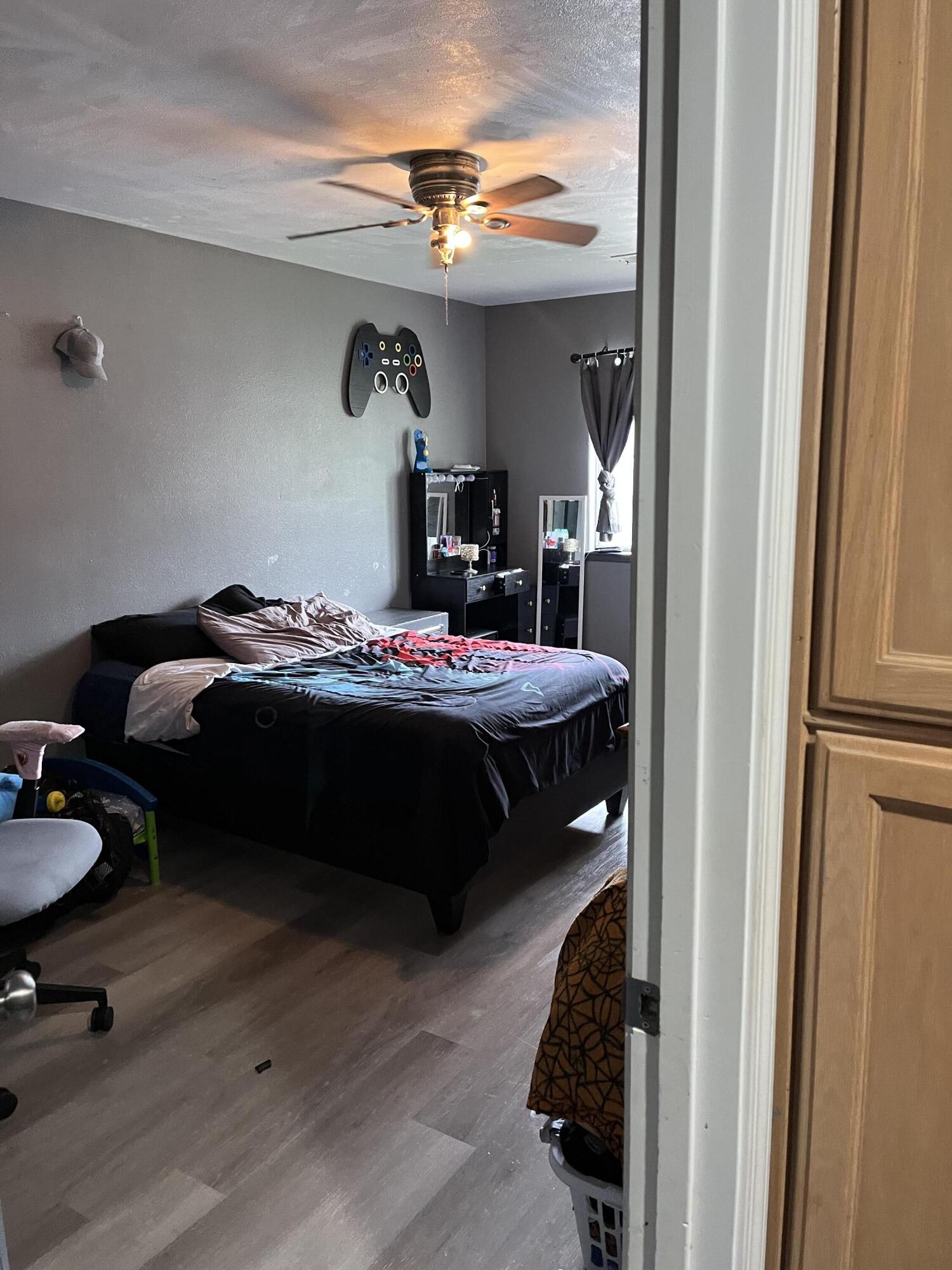 1015 N Velie Ct, Visalia, CA 93292