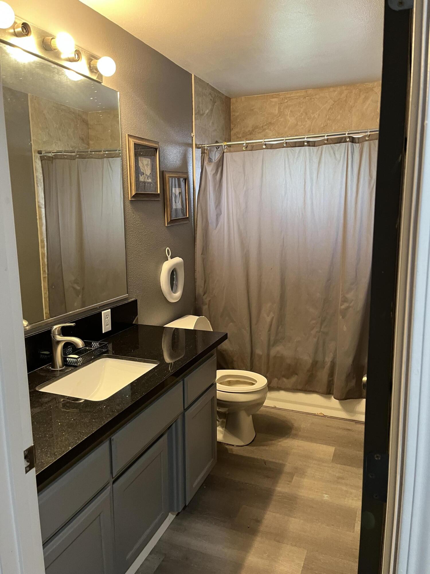 1015 N Velie Ct, Visalia, CA 93292