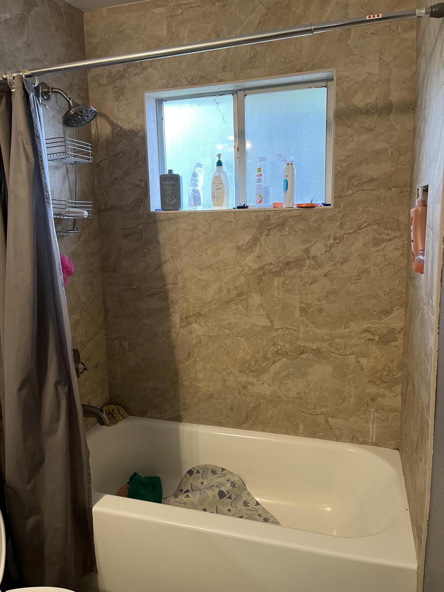 1015 N Velie Ct, Visalia, CA 93292