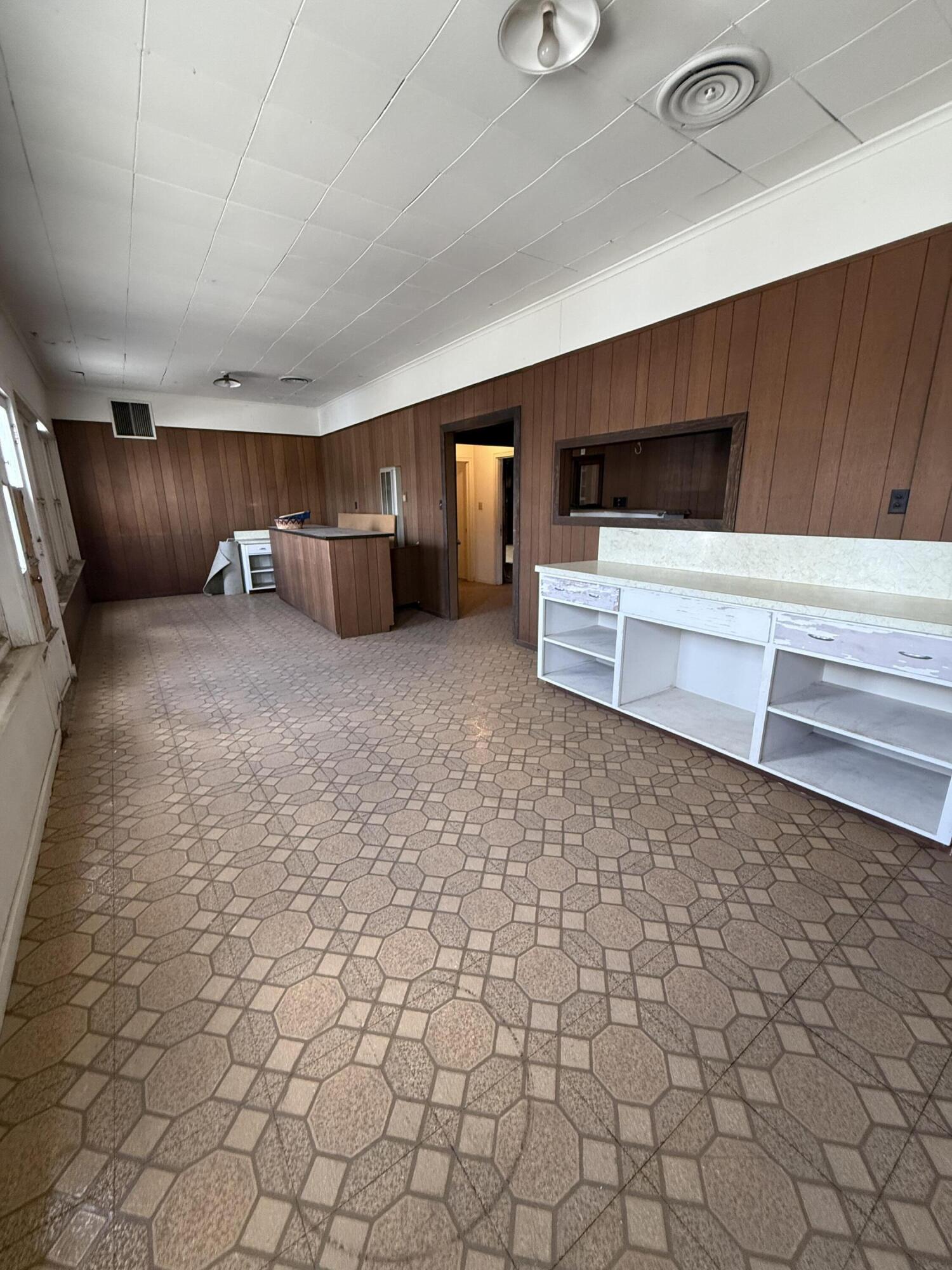 200 S D St, Exeter, CA 93221