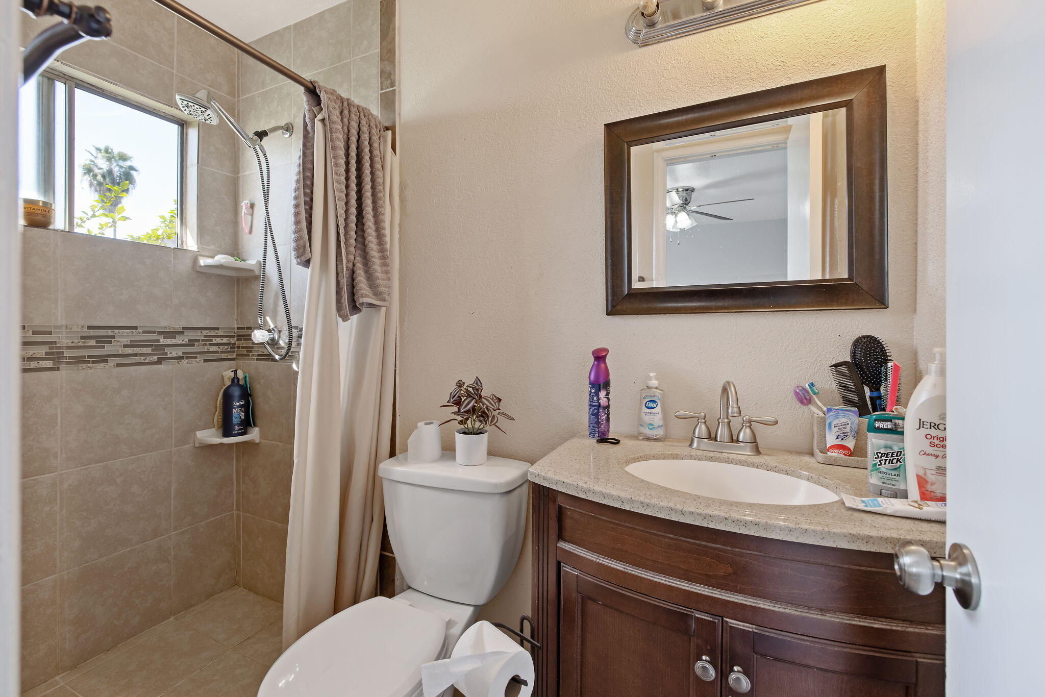 605 Stanley St, Exeter, CA 93221