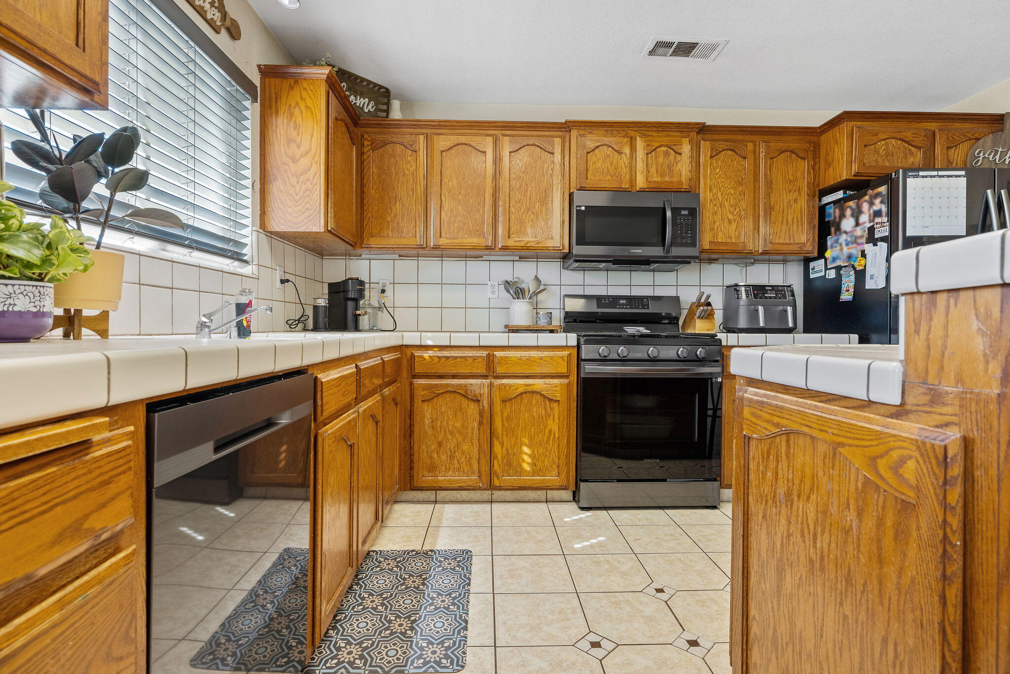 1915 Valley Springs Ave, Hanford, CA 93230