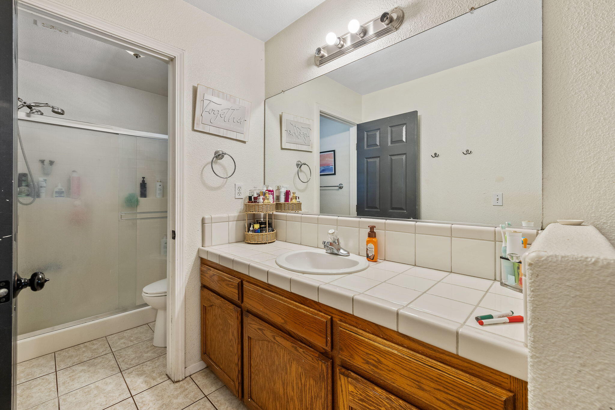 1915 Valley Springs Ave, Hanford, CA 93230