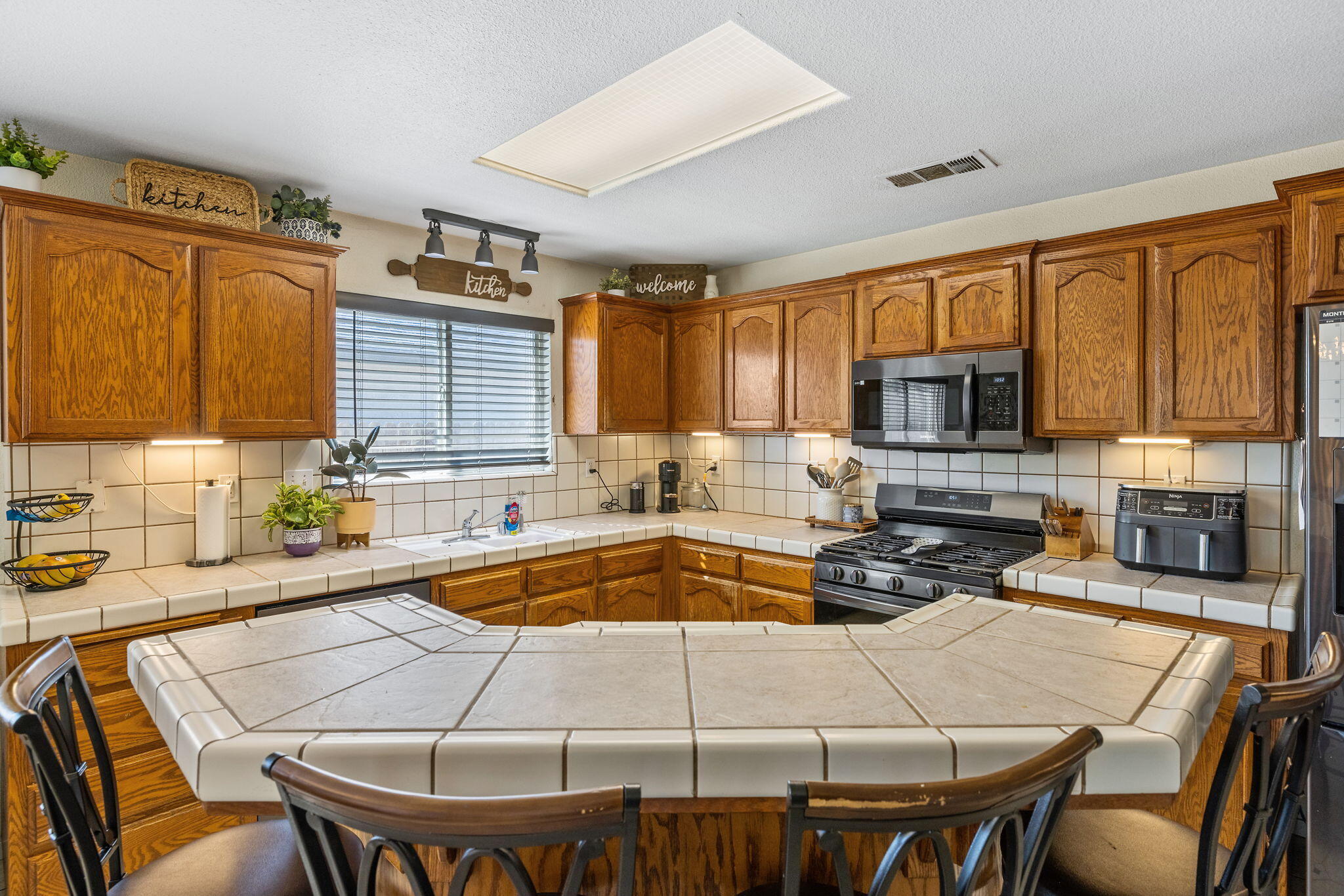 1915 Valley Springs Ave, Hanford, CA 93230