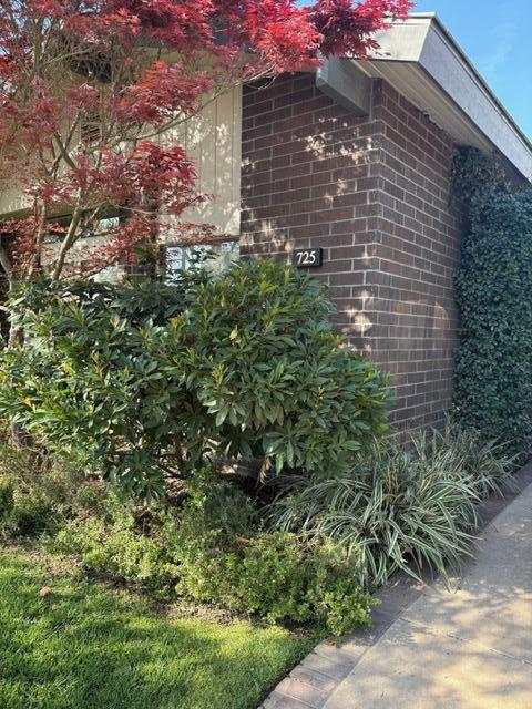 725 N Silvervale Dr, Visalia, CA 93292